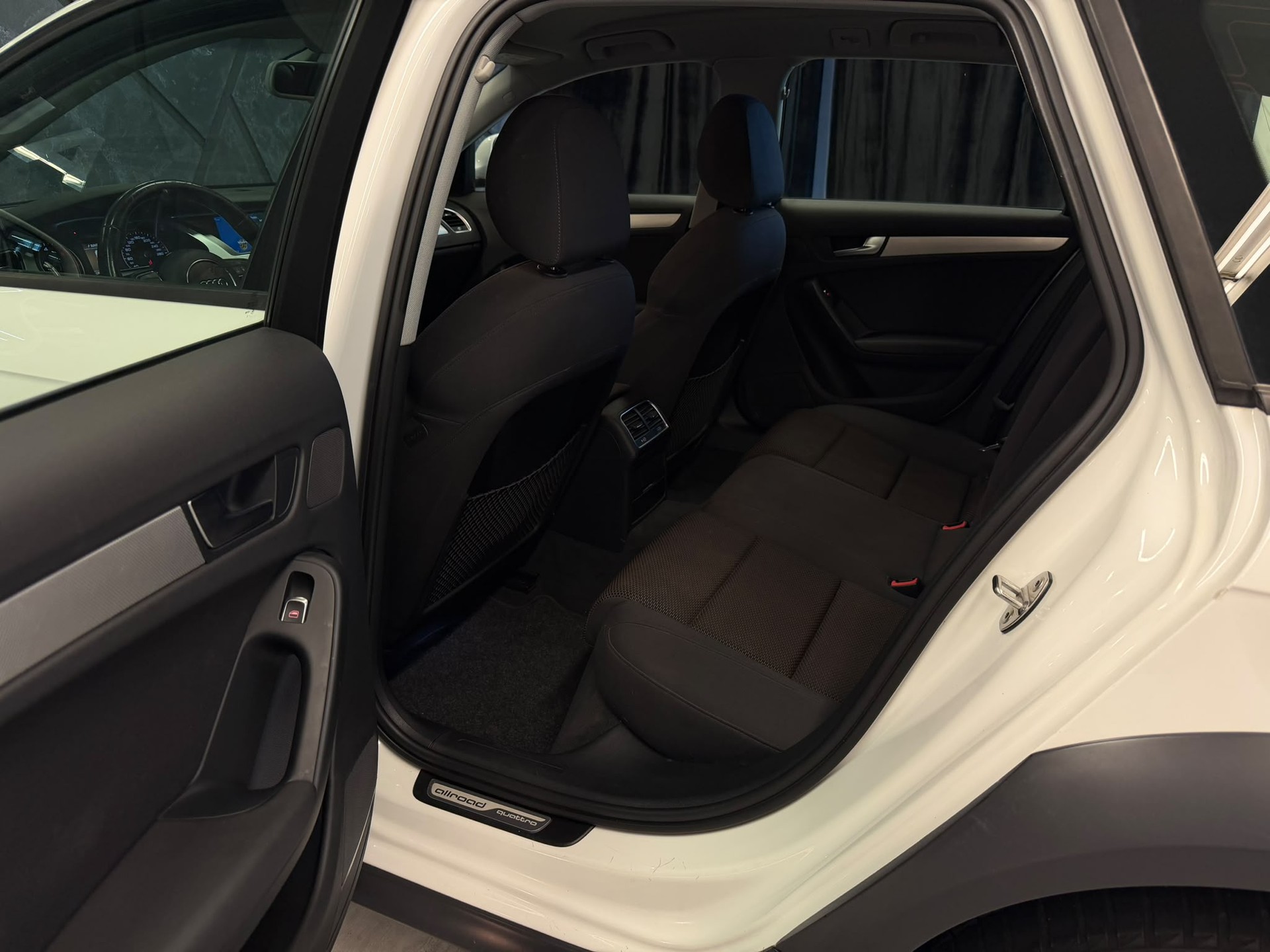 AUDI A4 allroad 2.0 TDI quattro S-tronic-image-12
