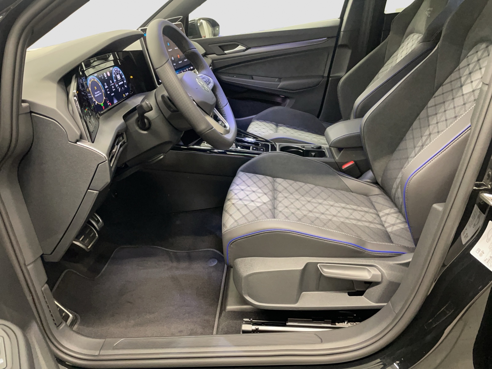 VW Golf 1.5 e TSI mHEV R-Line DSG-image-8