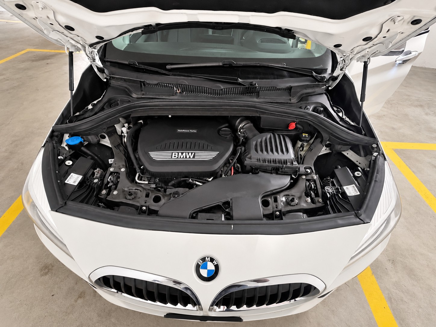 BMW 218-image-2