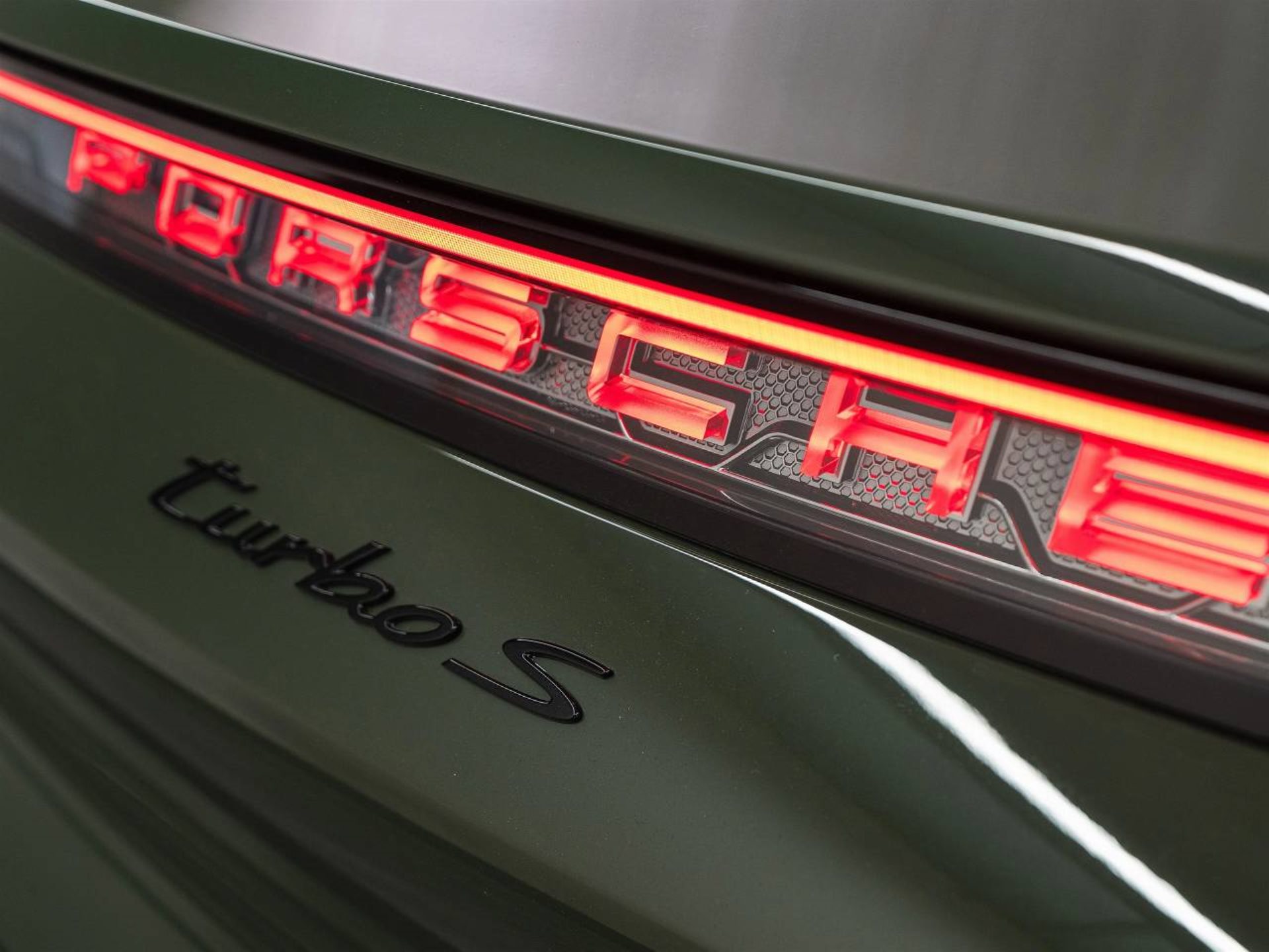 PORSCHE Taycan Turbo S-image-14