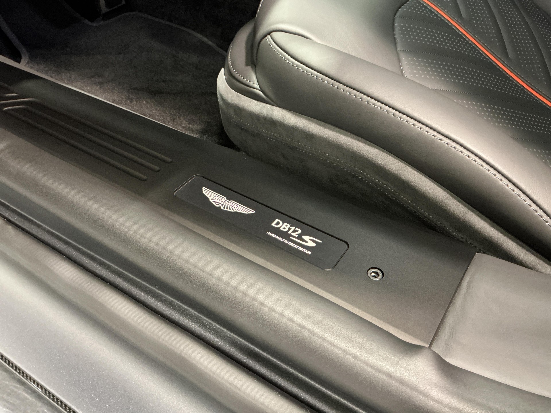 ASTON MARTIN DB12 Coupé 4.0 S V8 Bi-Turbo-image-17
