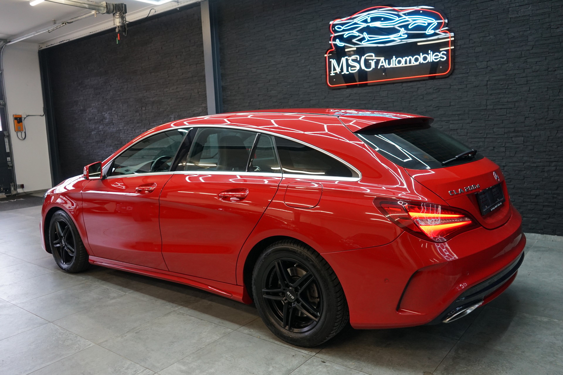 MERCEDES-BENZ CLA Shooting Brake 200 d AMG Line 4Matic 7G-DCT-image-2