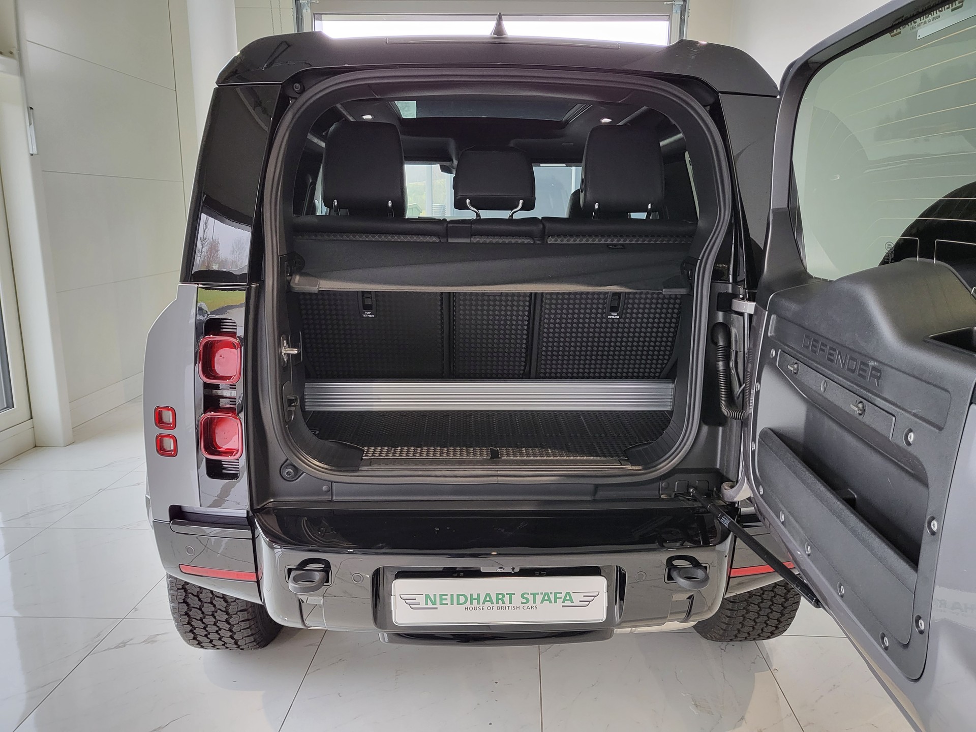 LAND ROVER Defender 90 3.0D I6 300 X-Dynamics SE AT8-image-7