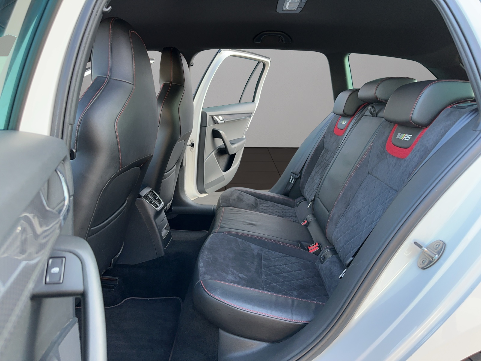 SKODA Octavia Combi 2.0 TSI RS Prag DSG-image-12