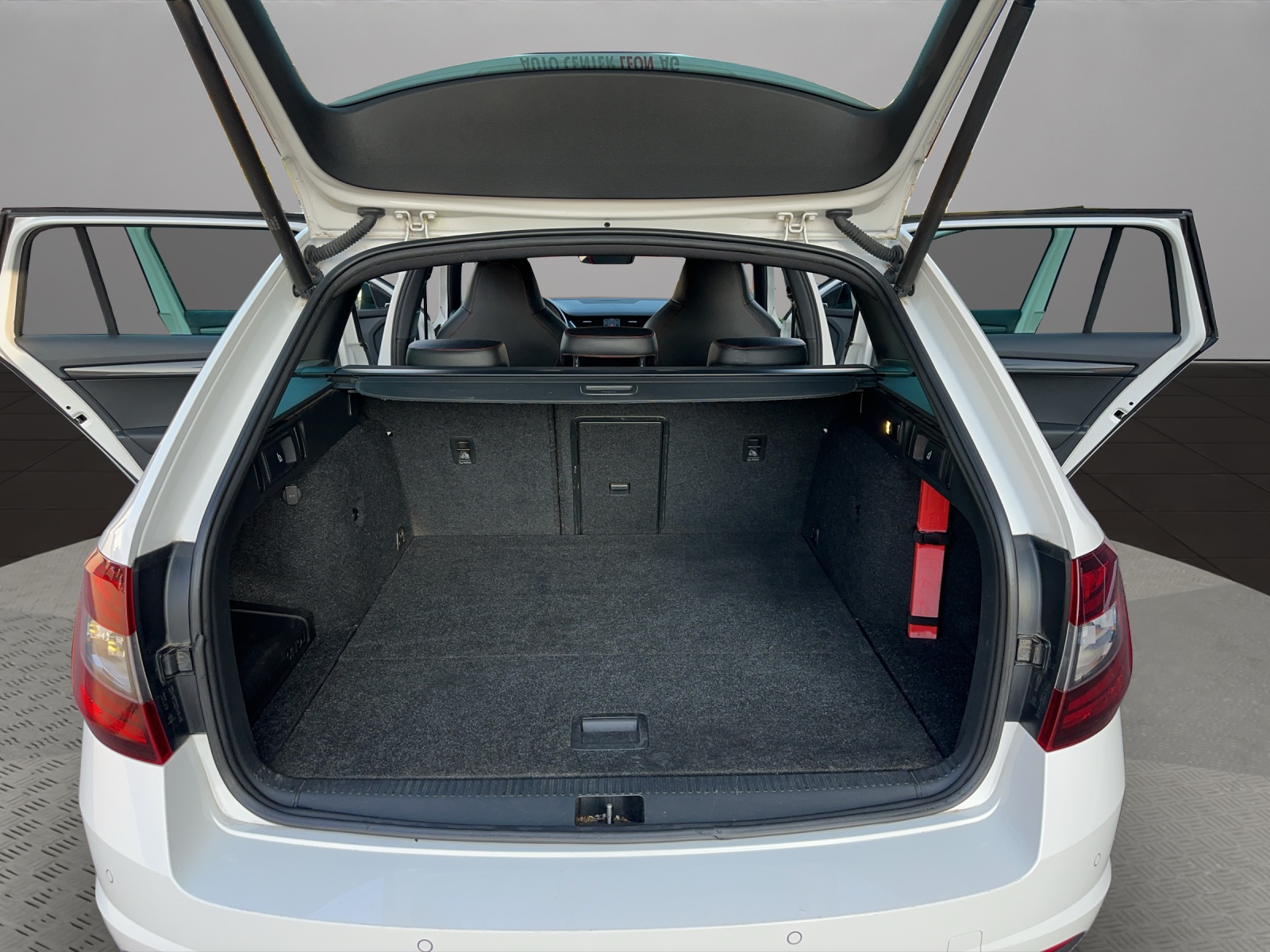 SKODA Octavia Combi 2.0 TSI RS Prag DSG-image-18
