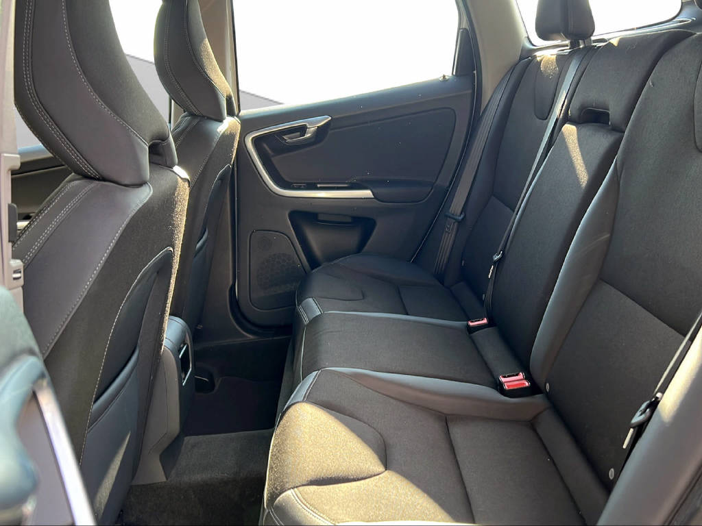 VOLVO XC60 2.4 D4 Kinetic AWD-image-8