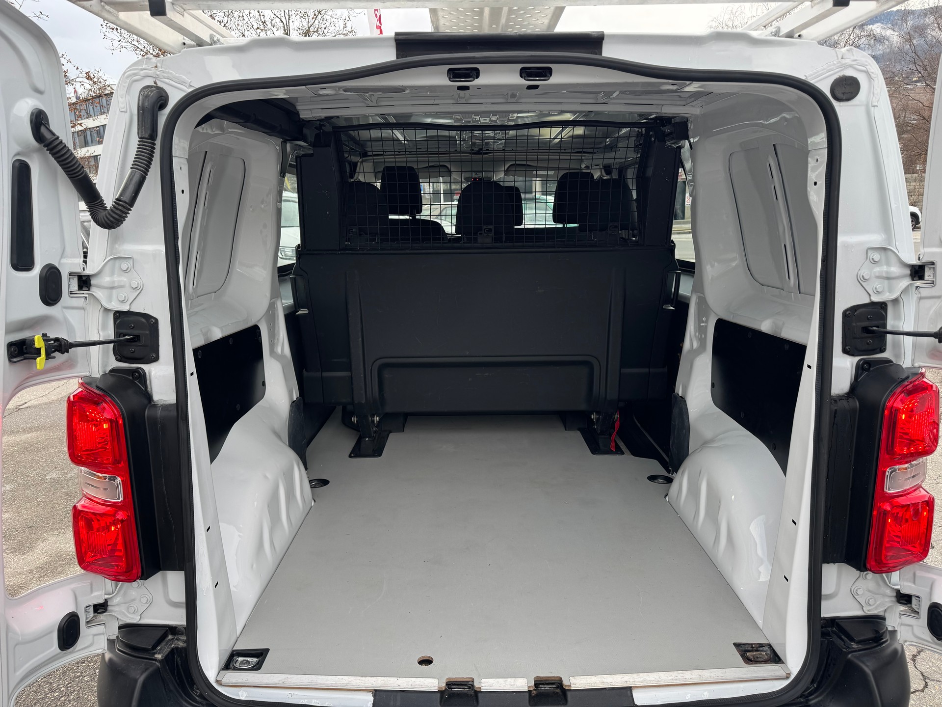 PEUGEOT Expert 1.5 BlueHDi 120 S&S Variable Pro Standard-image-17