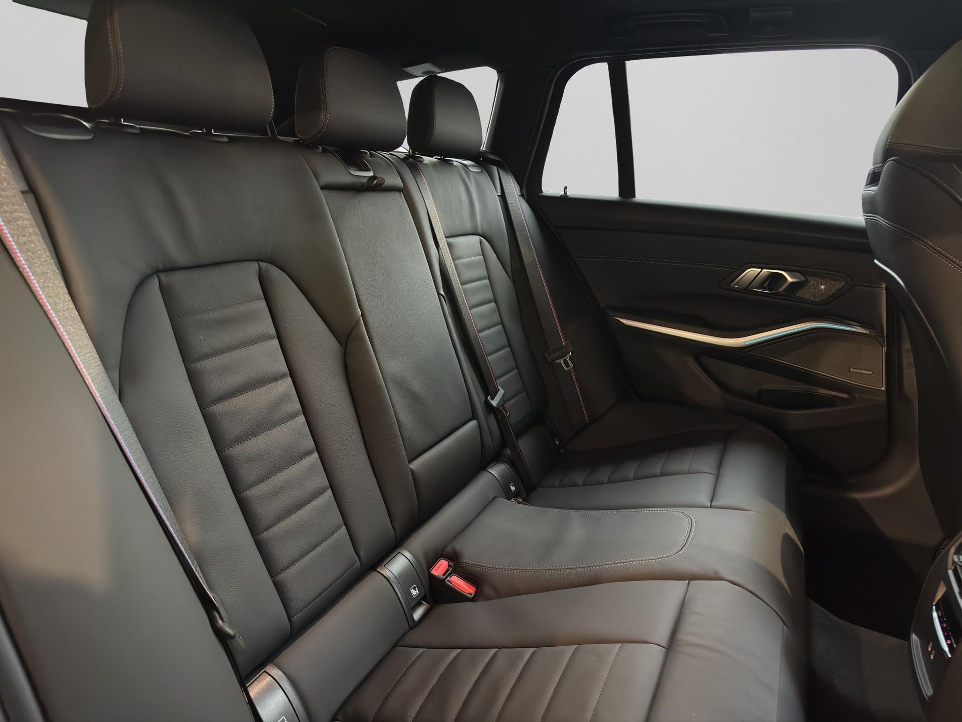 BMW 330e xDrive Touring M Sport Pro-image-19