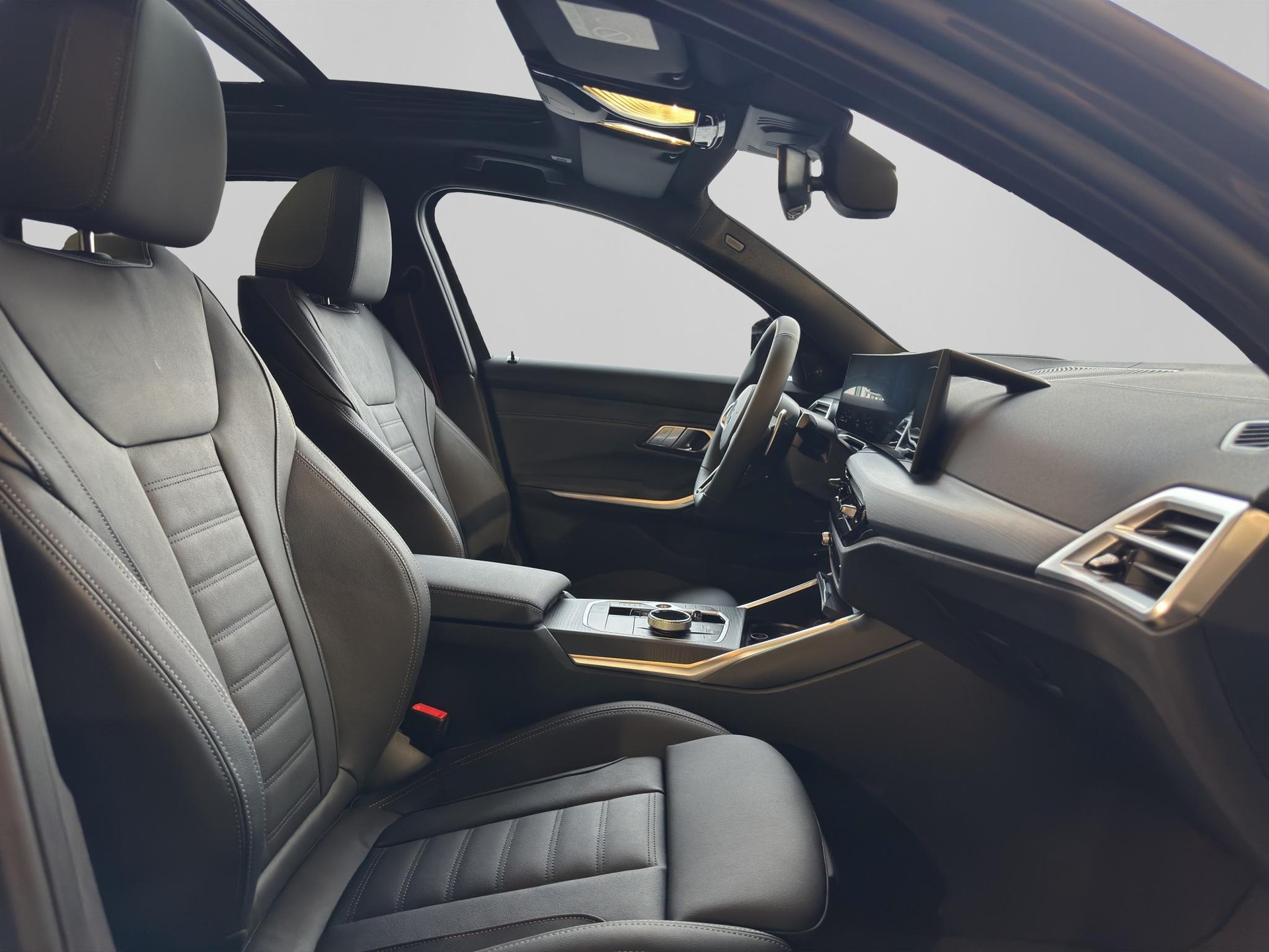 BMW 330e xDrive Touring M Sport Pro-image-17