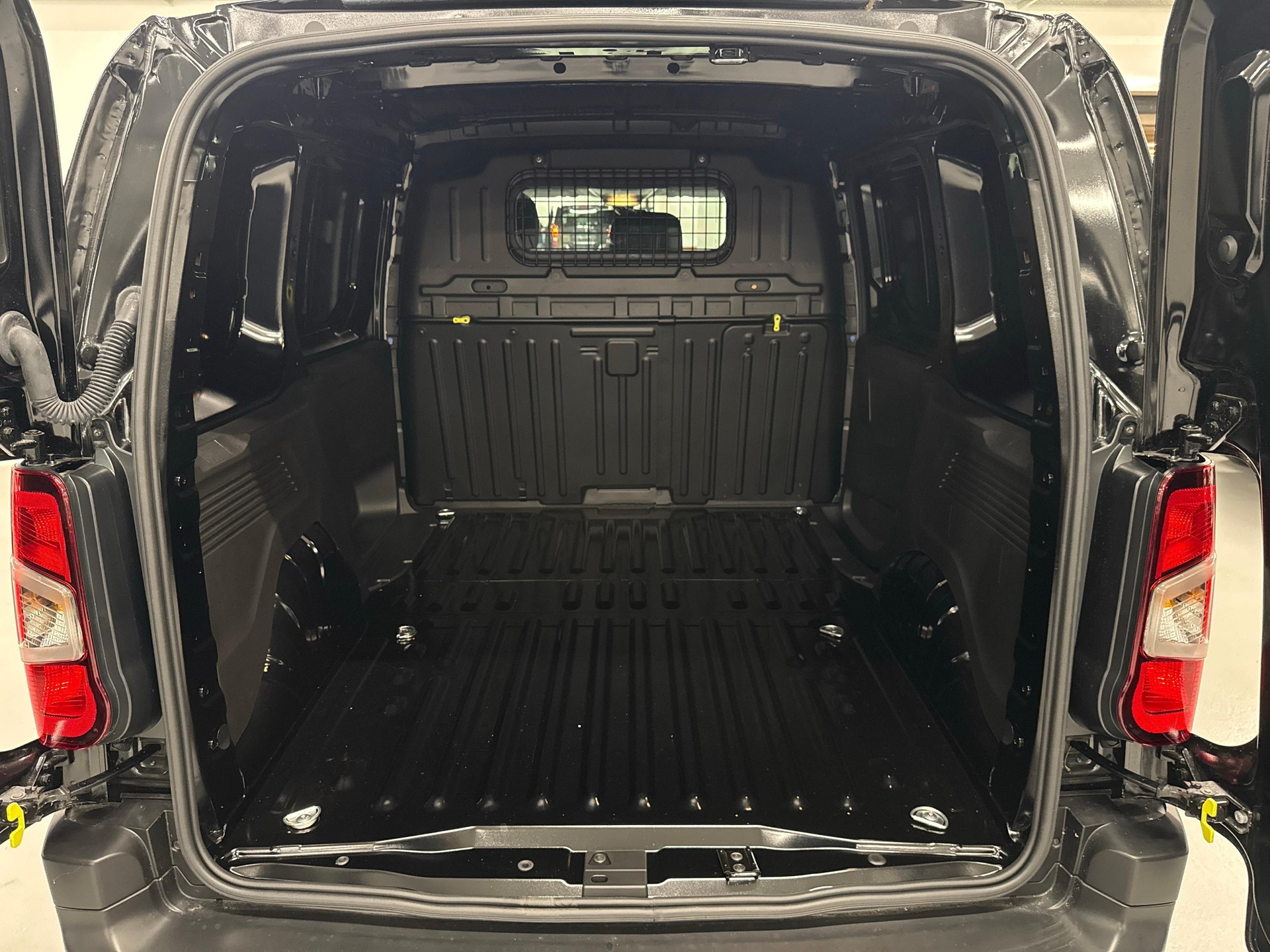 OPEL Combo-e Cargo 2.4 t Electric-image-10