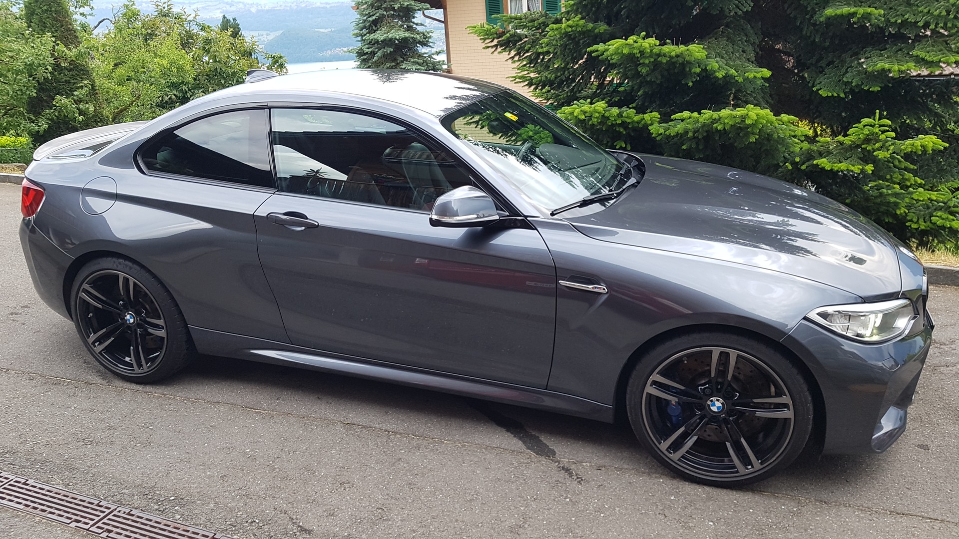 BMW M2 - gepflegtes und schönes CH-Fahrzeug - wurde im Winter nicht gefahren - Nichtraucher-image-1