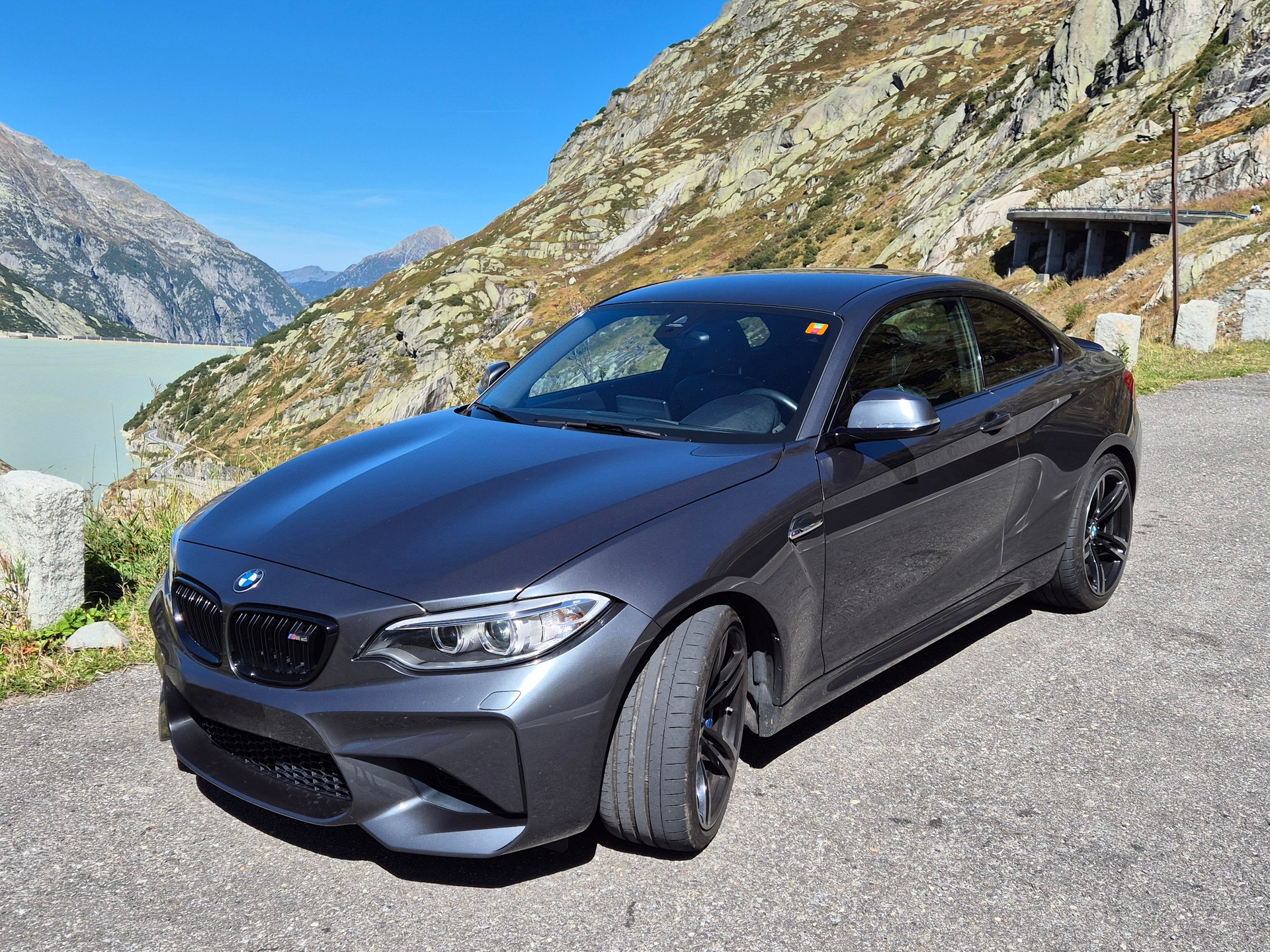 BMW M2 - gepflegtes und schönes CH-Fahrzeug - wurde im Winter nicht gefahren - Nichtraucher-image-0