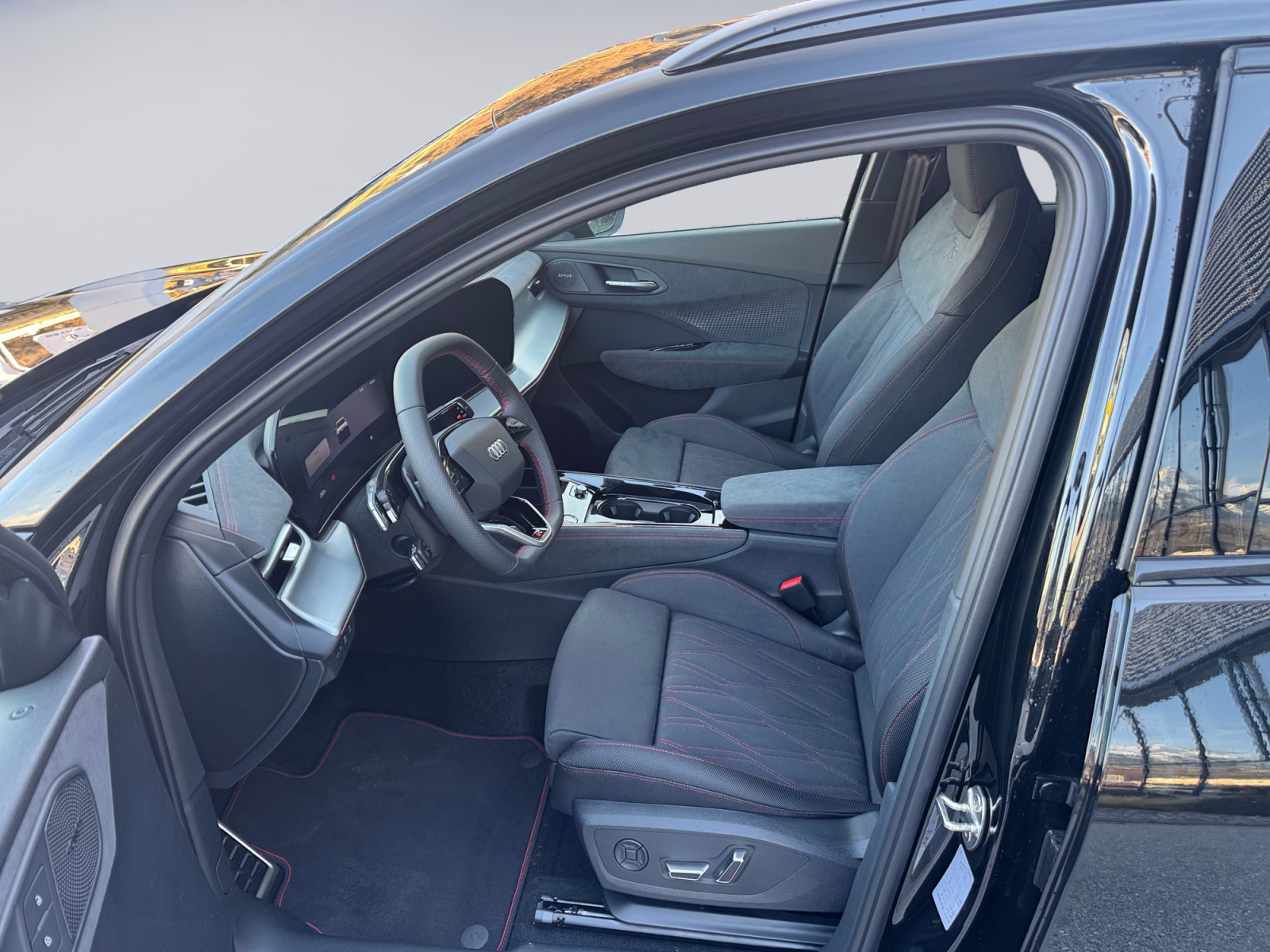 AUDI Q3 SUV TFSI quattro 195 kW S tronic-image-8