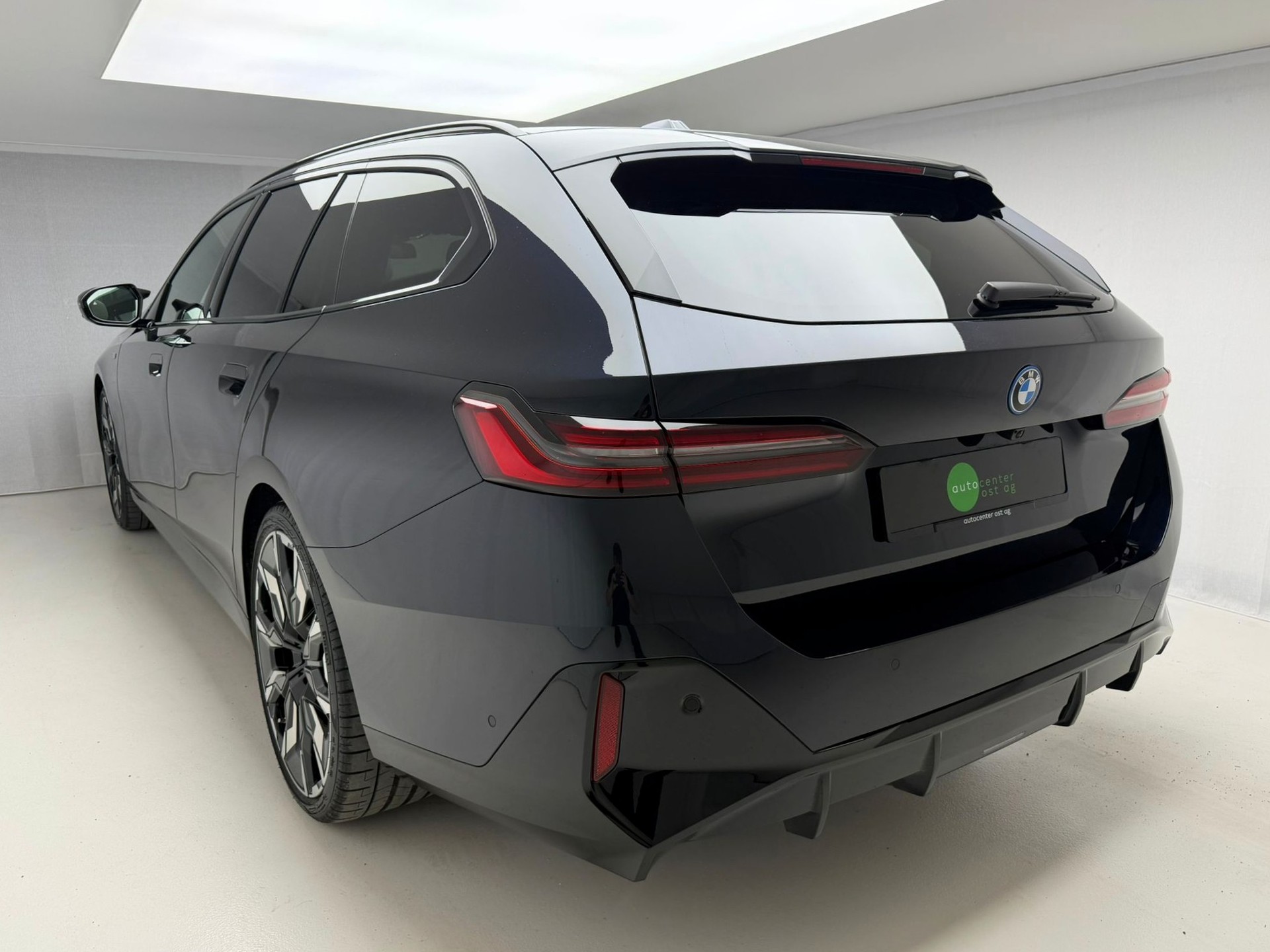 BMW i5 M60 Touring M Sport Pro-image-3