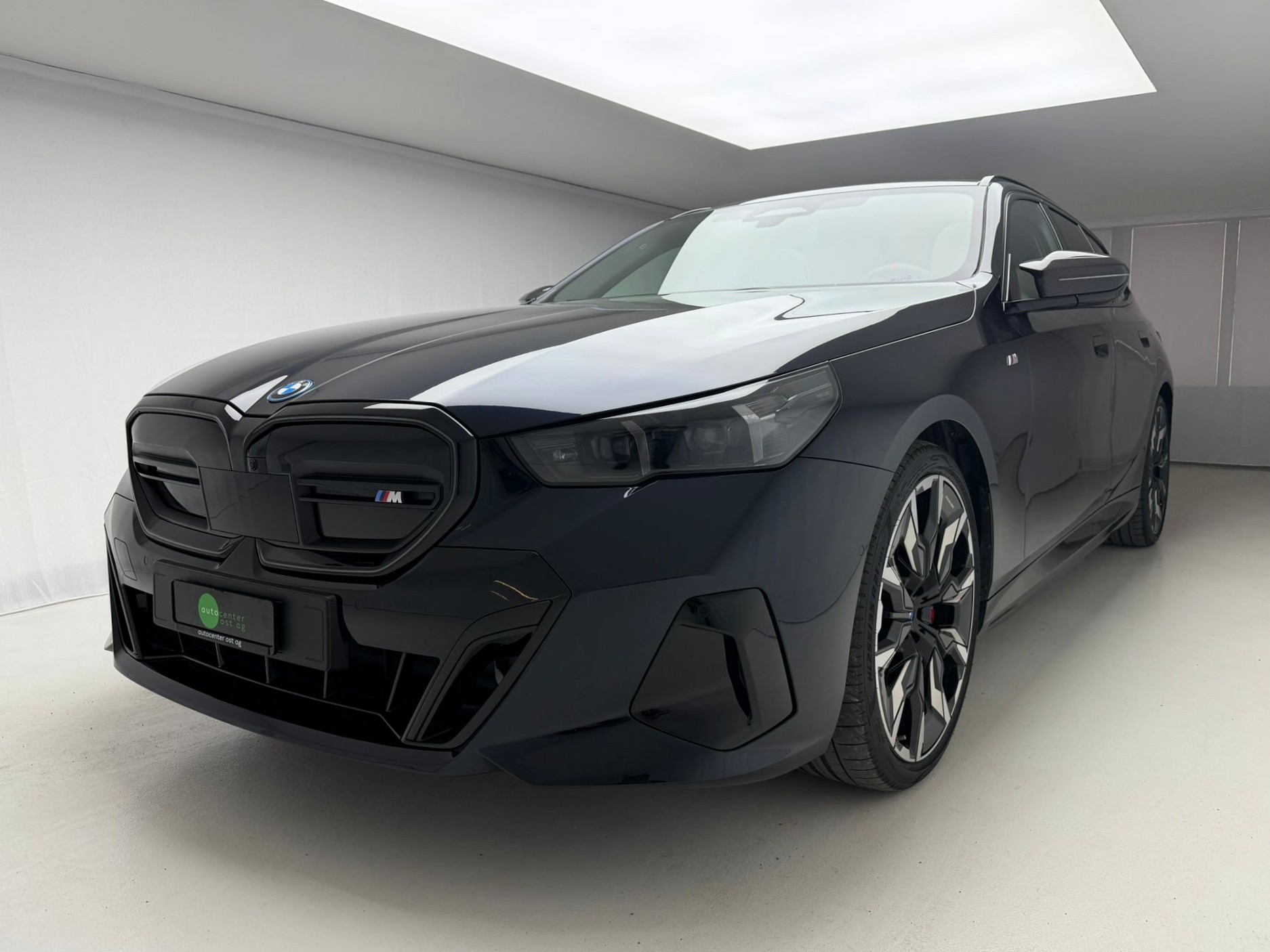 BMW i5 M60 Touring M Sport Pro-image-1