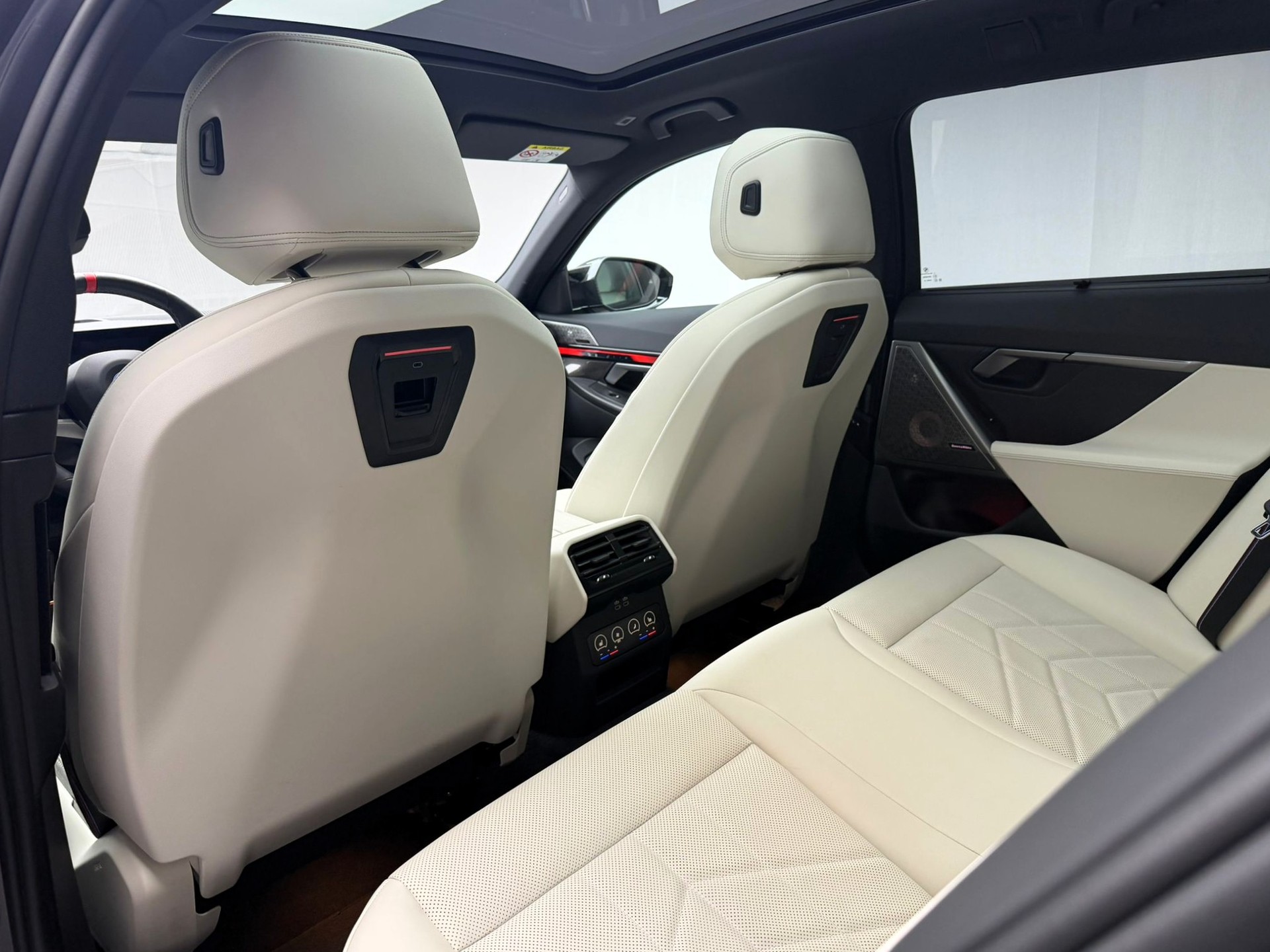 BMW i5 M60 Touring M Sport Pro-image-17