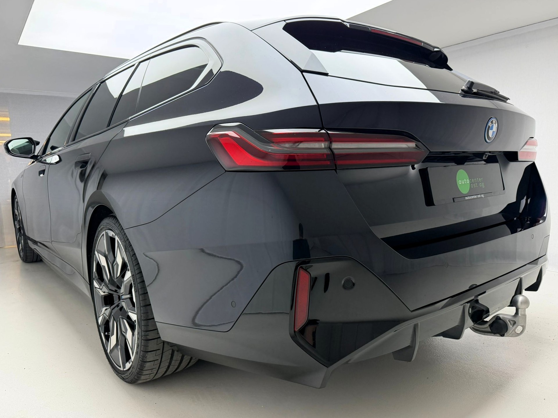 BMW i5 M60 Touring M Sport Pro-image-4