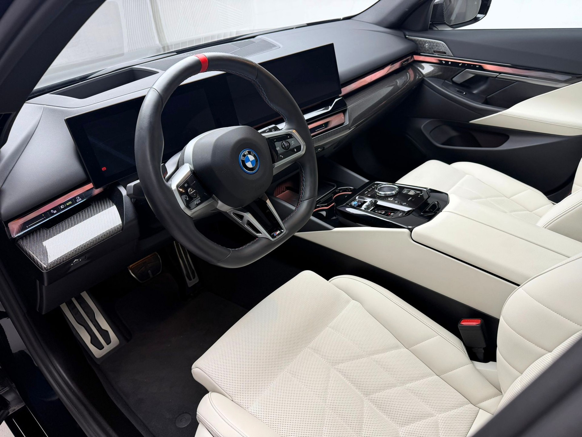 BMW i5 M60 Touring M Sport Pro-image-12