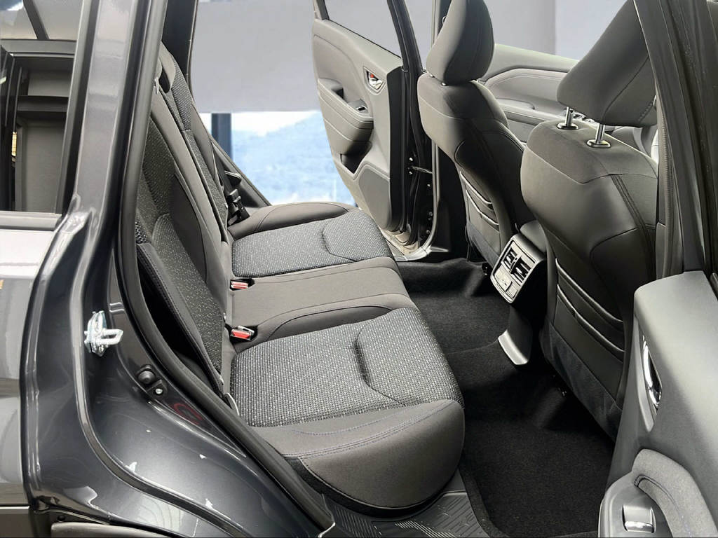 SUBARU Forester Station 2.0i e-Boxer Swiss Plus Model 2026-image-18