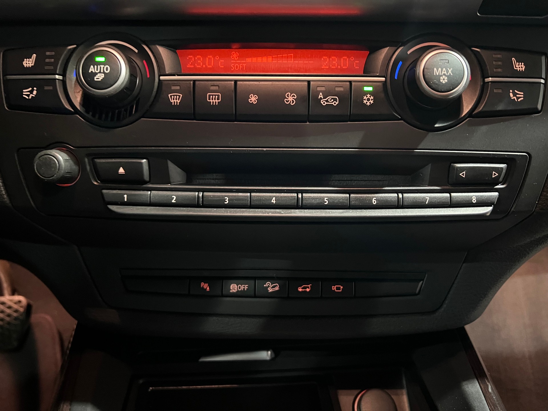 BMW X5 xDrive 50i Steptronic-image-18