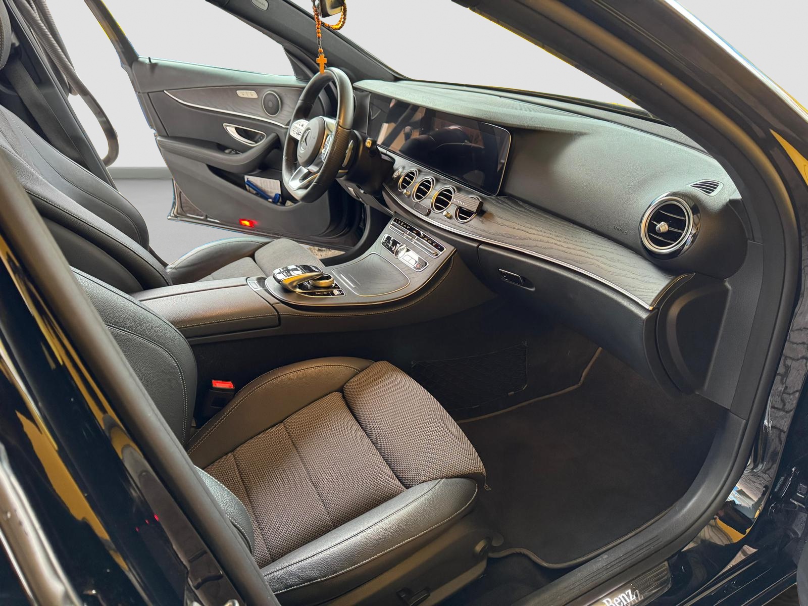 MERCEDES-BENZ E 220 d AMG Line 4Matic 9G-Tronic-image-9