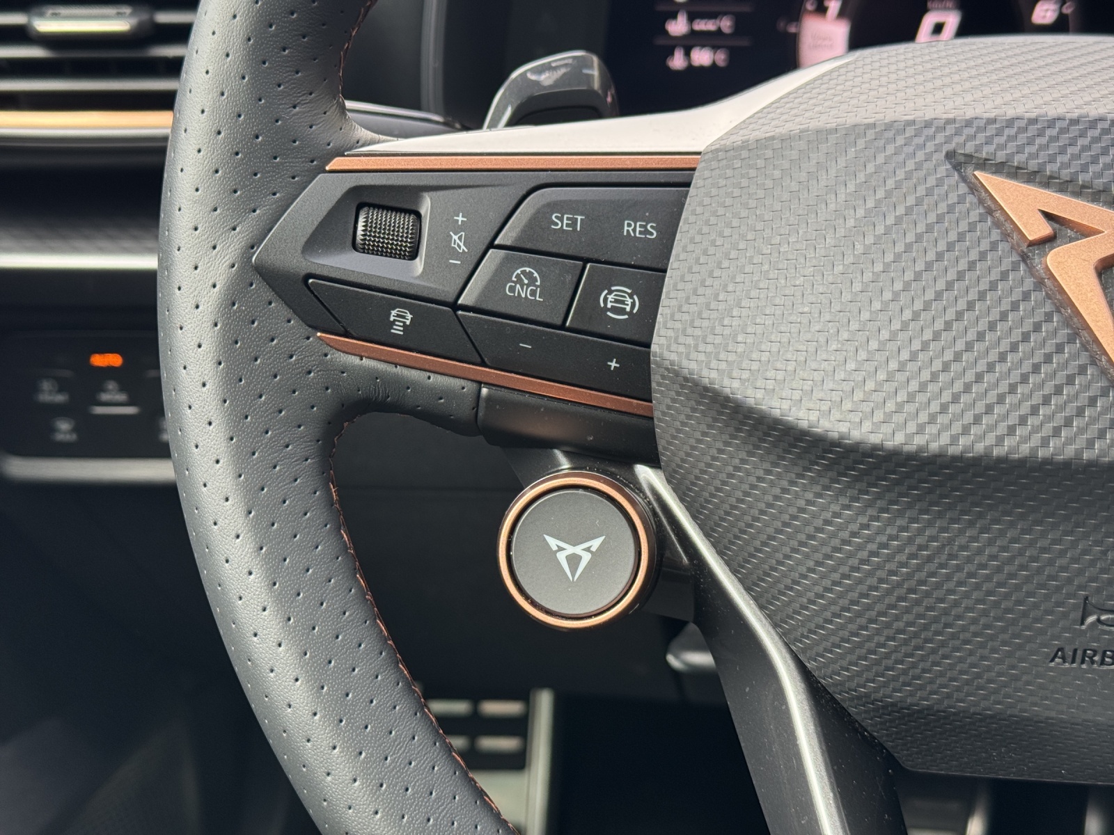 CUPRA Formentor 1.5 eTSI DSG-image-8