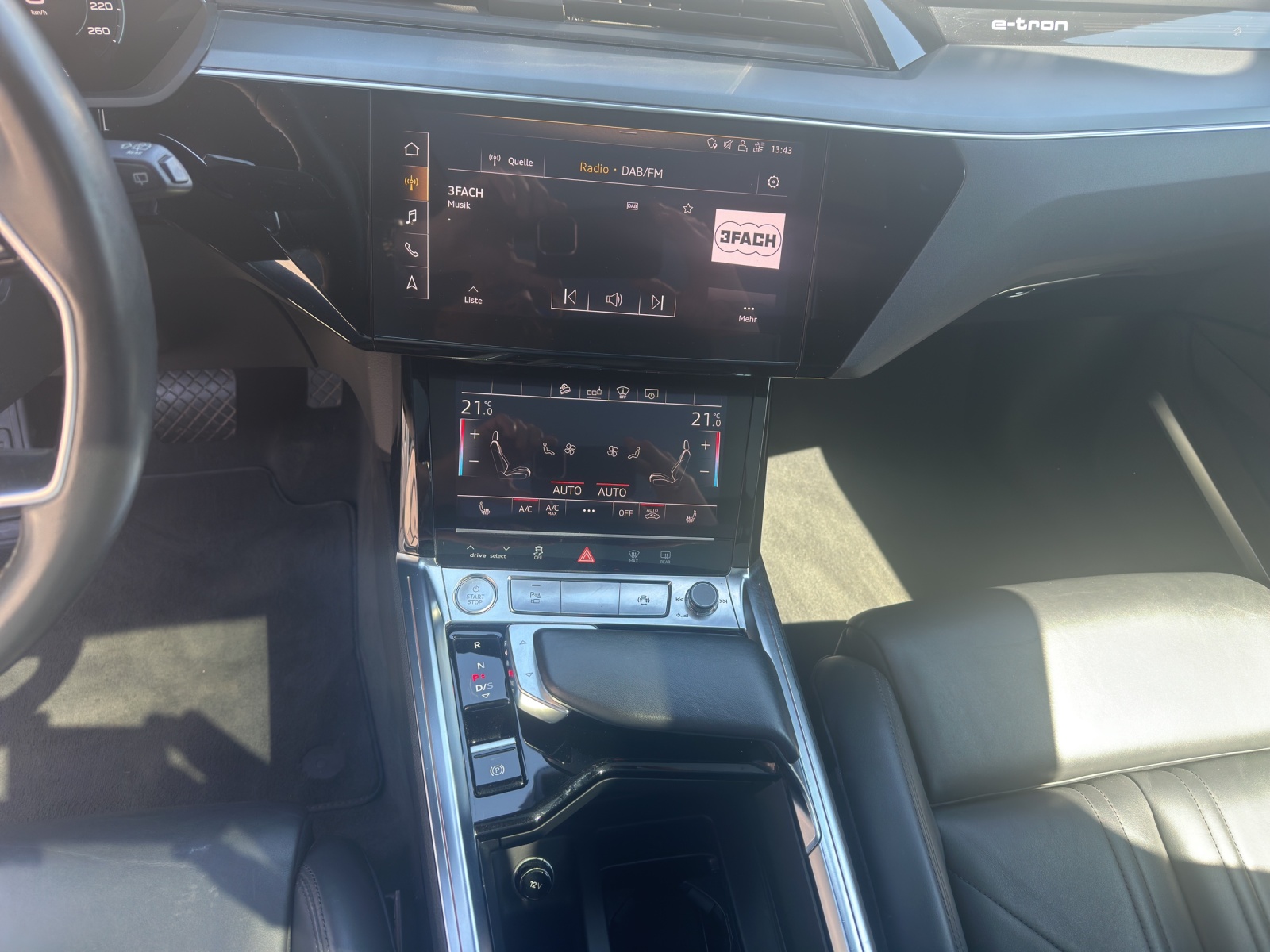 AUDI e-tron 55 Advanced quattro-image-11