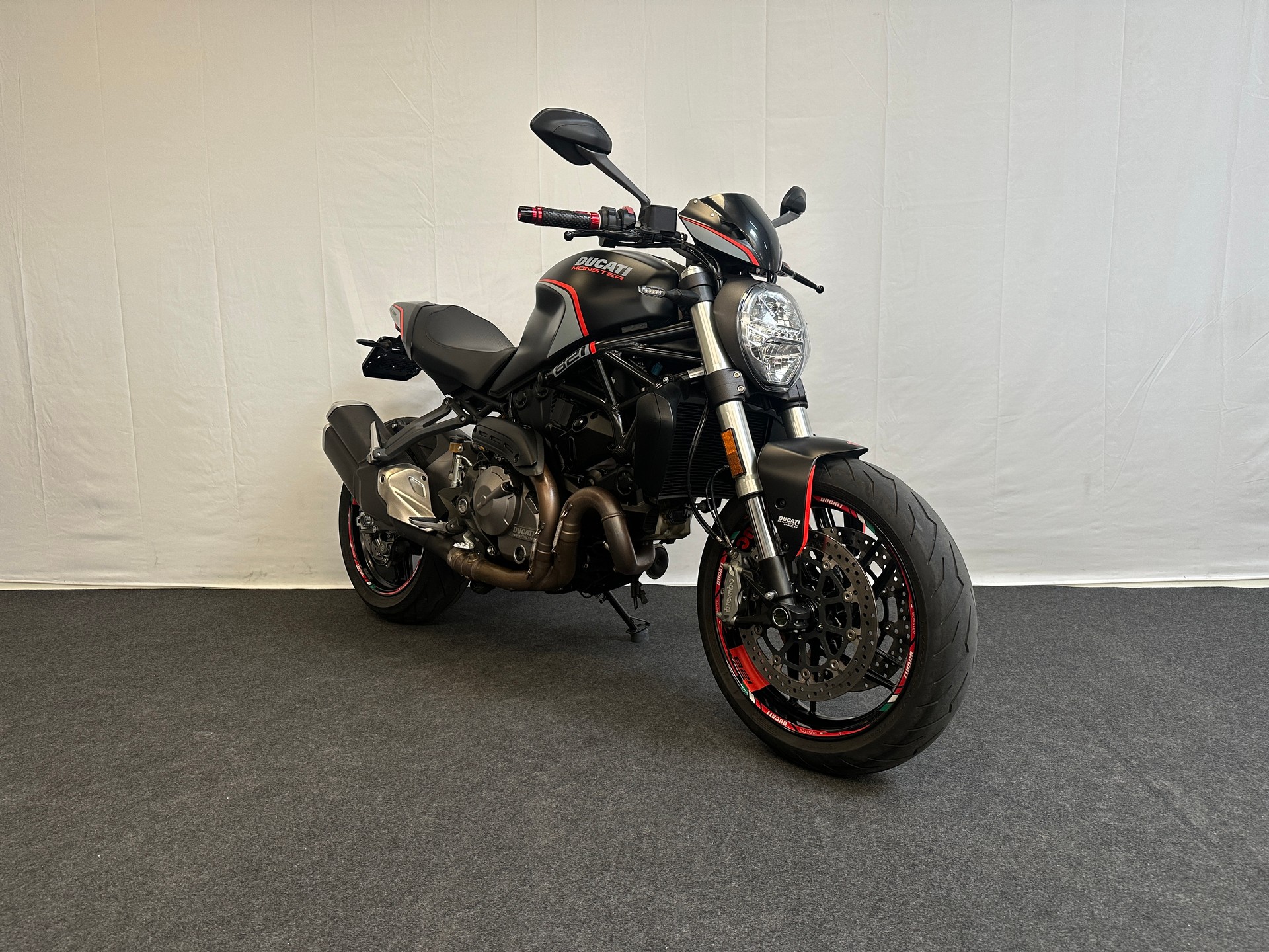 DUCATI Monster 821 Stealth-showroom-element-2