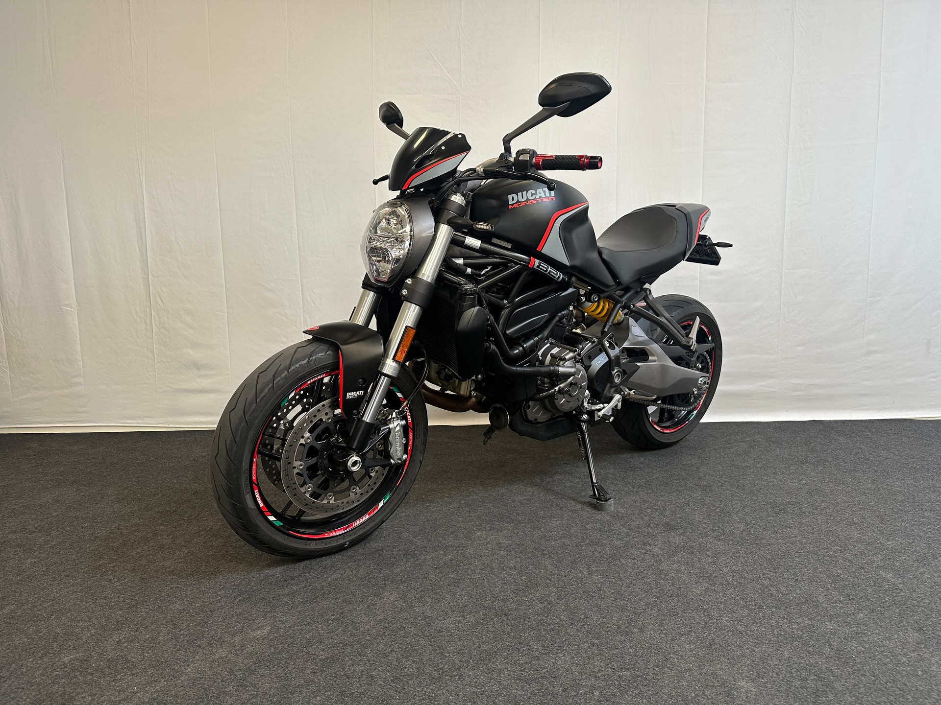DUCATI Monster 821 Stealth-showroom-element-3