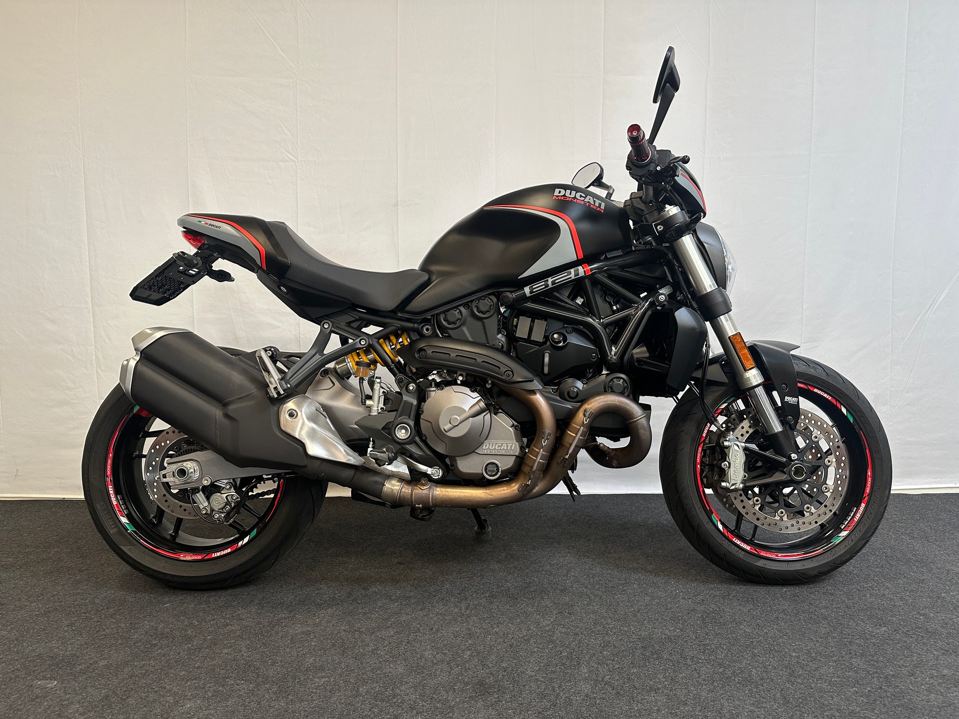 DUCATI Monster 821 Stealth-showroom-element-1