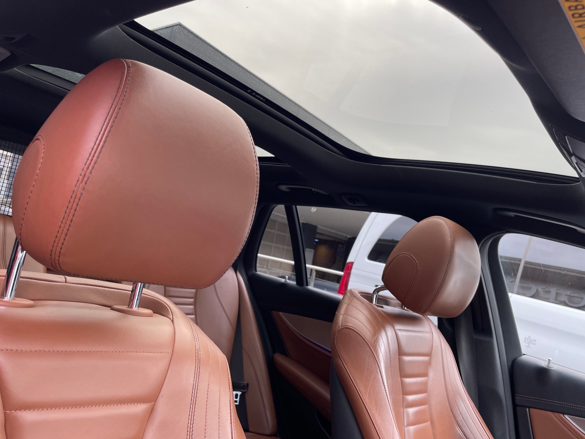 MERCEDES-BENZ E 220 d Swiss Star AMG Line 4Matic 9G-Tronic-image-19