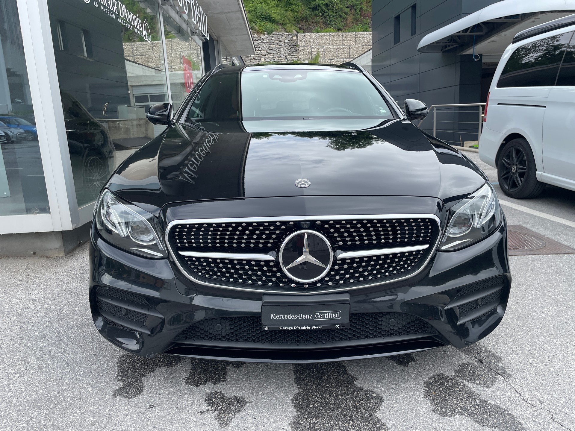 MERCEDES-BENZ E 220 d Swiss Star AMG Line 4Matic 9G-Tronic-showroom-element-1