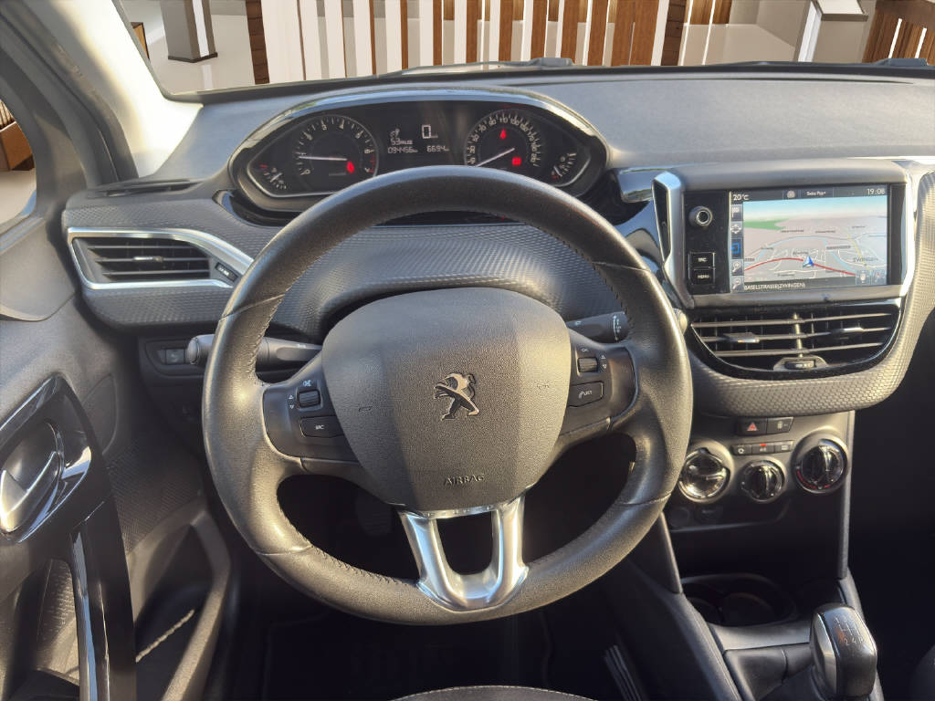 PEUGEOT 208 1.2 PureTech Style S/S-image-10