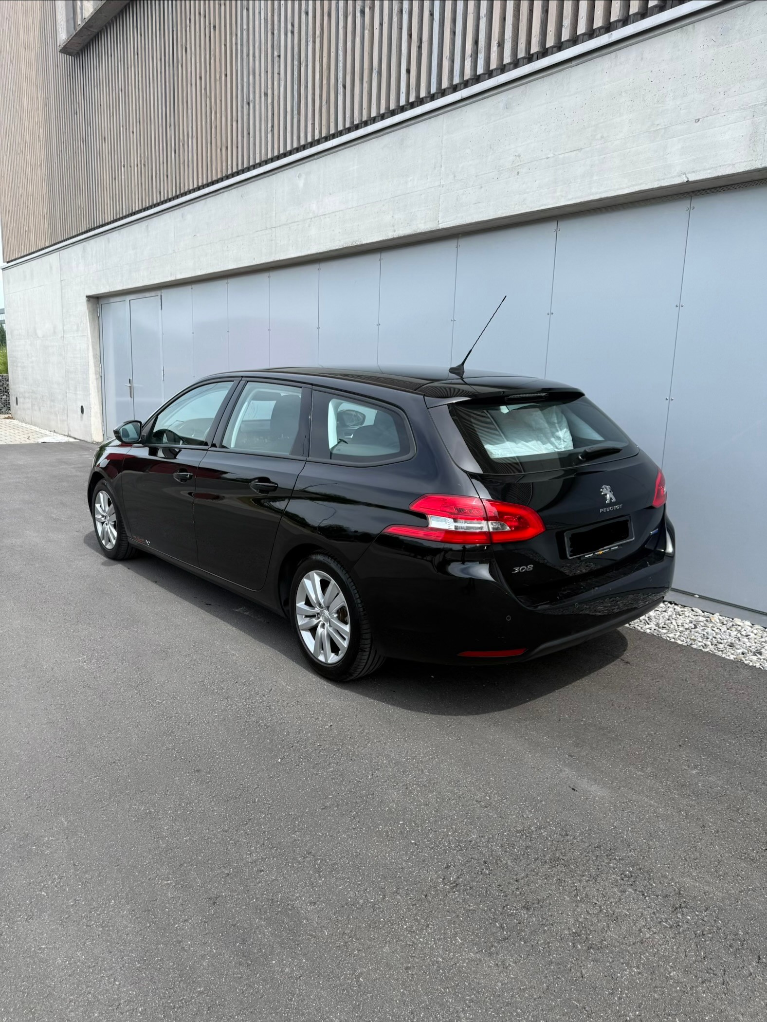 PEUGEOT 308 SW 1.6 BlueHDI Allure Automatic-image-3