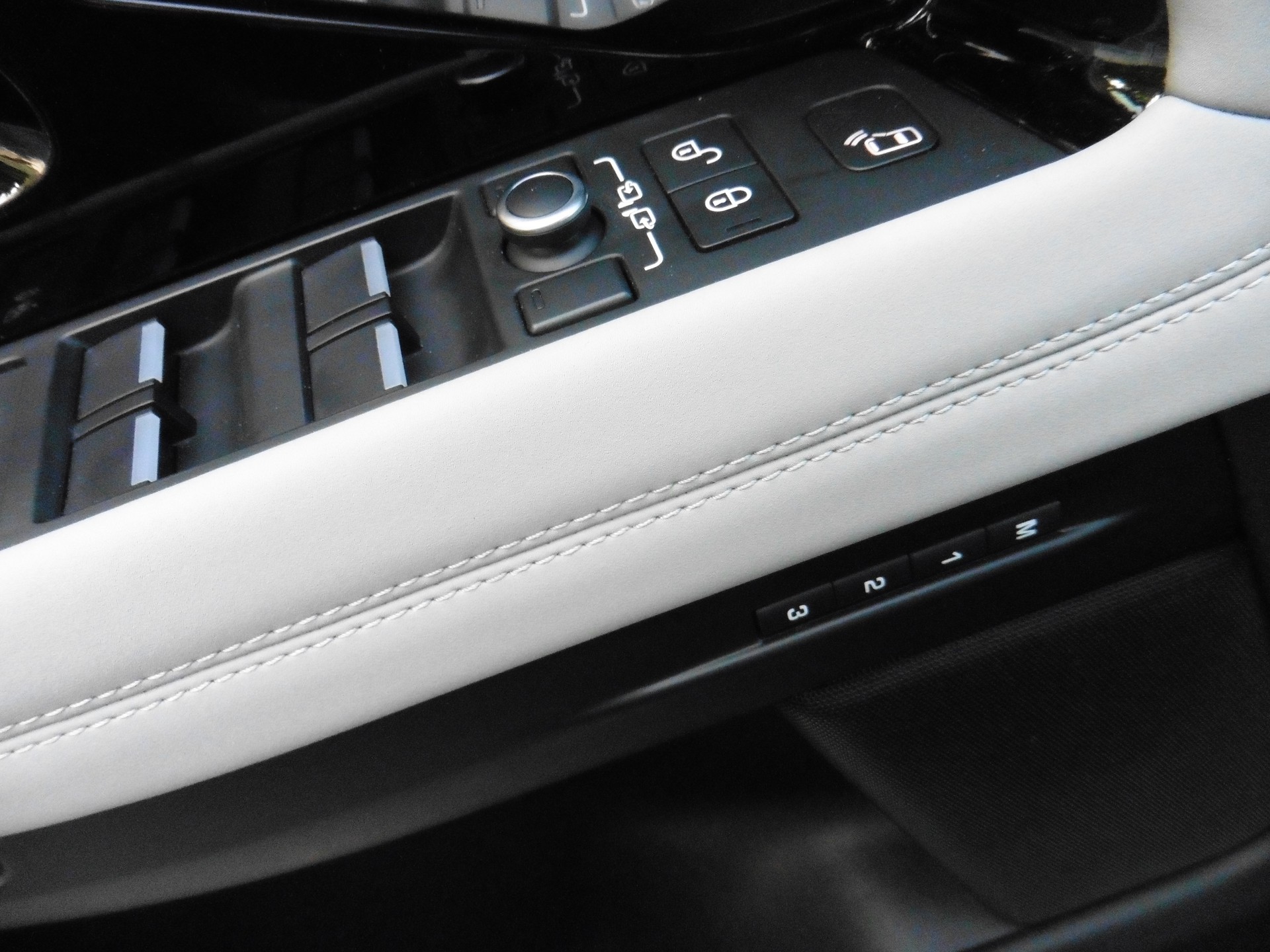 LAND ROVER Range Rover Evoque R-Dyn First Edi P 250 HSE AT9-image-19