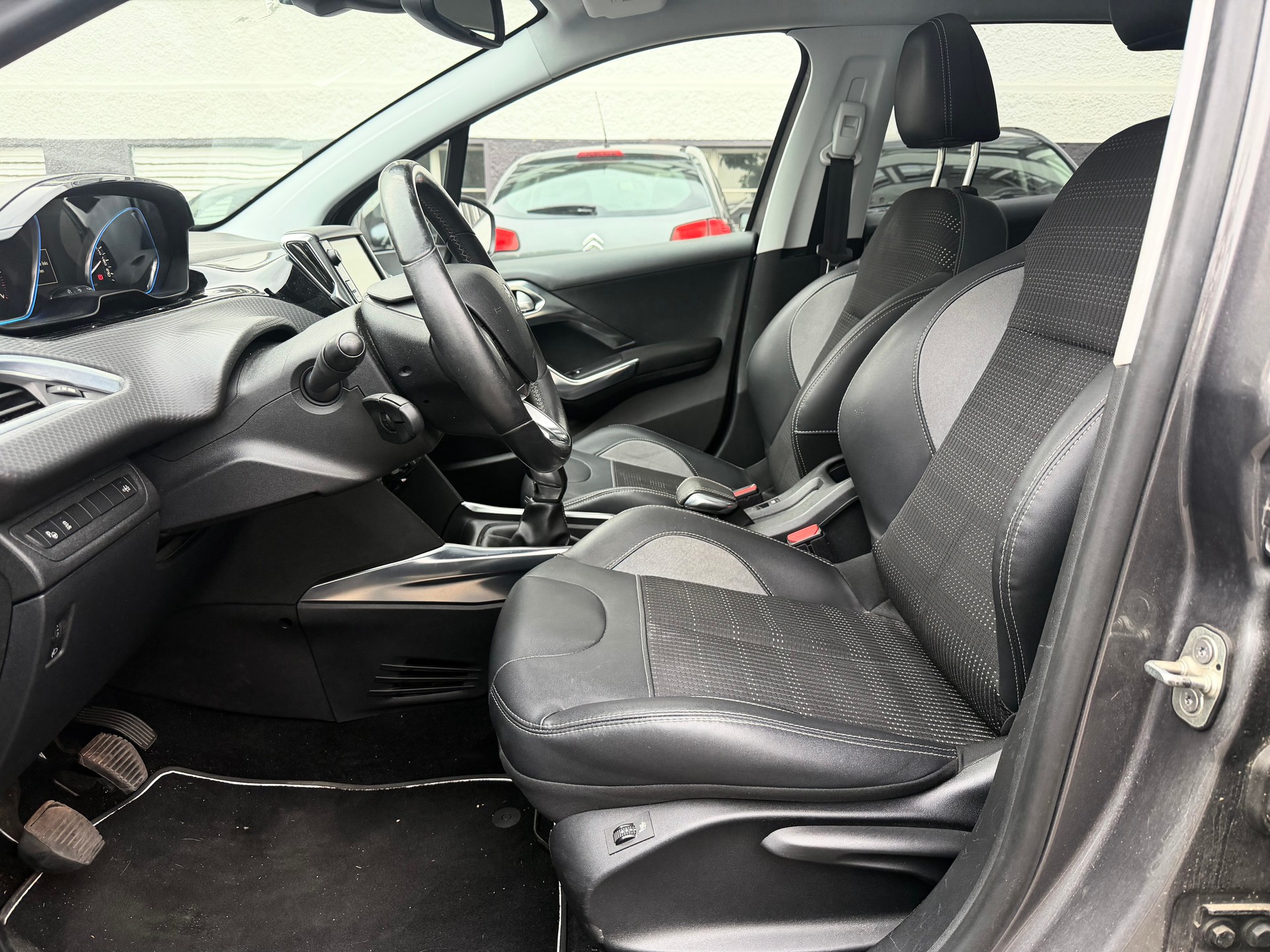 PEUGEOT 2008 1.6 VTI Active-image-9