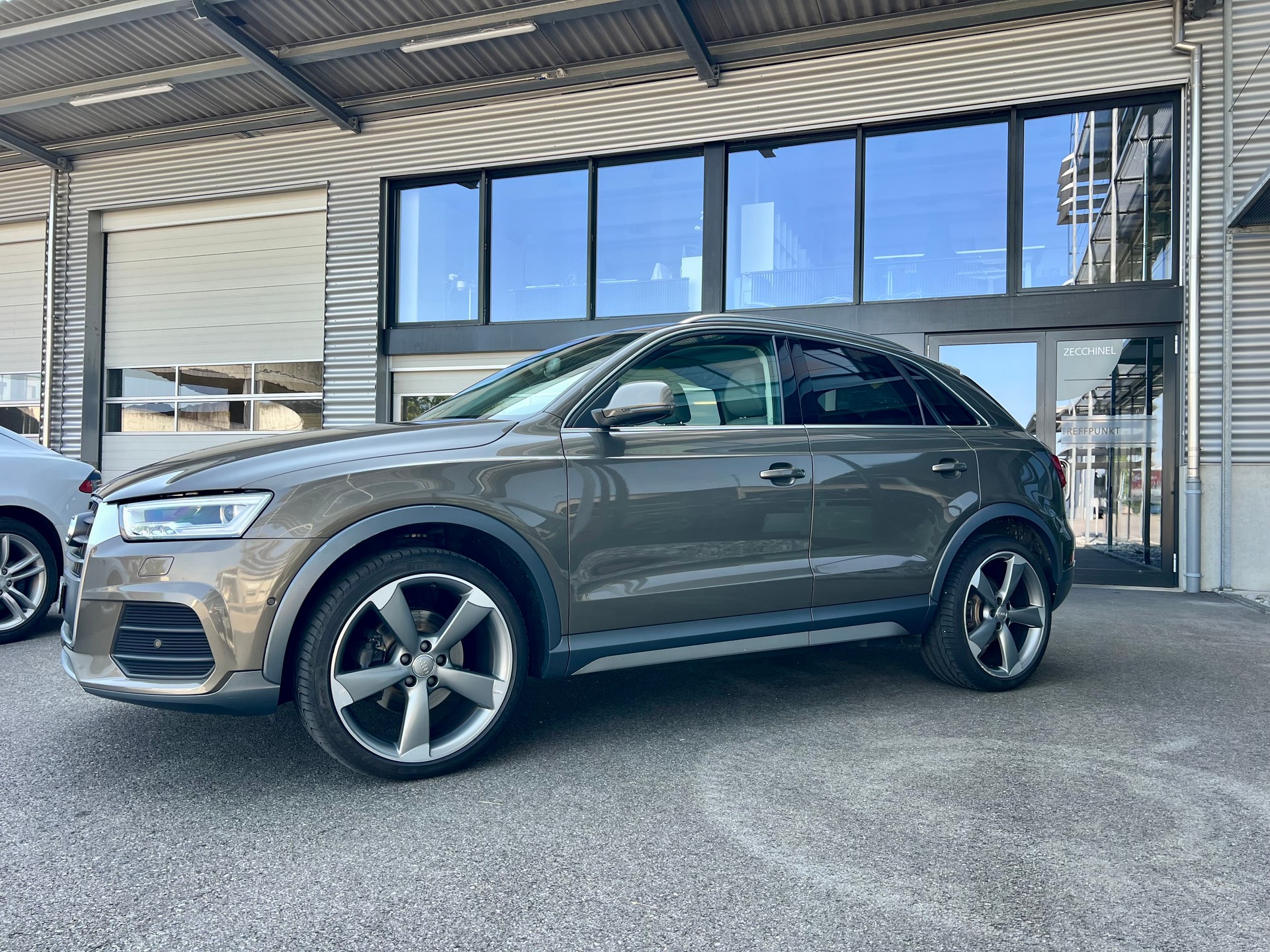 AUDI Q3 2.0 TFSI quattro S-Tronic-image-2