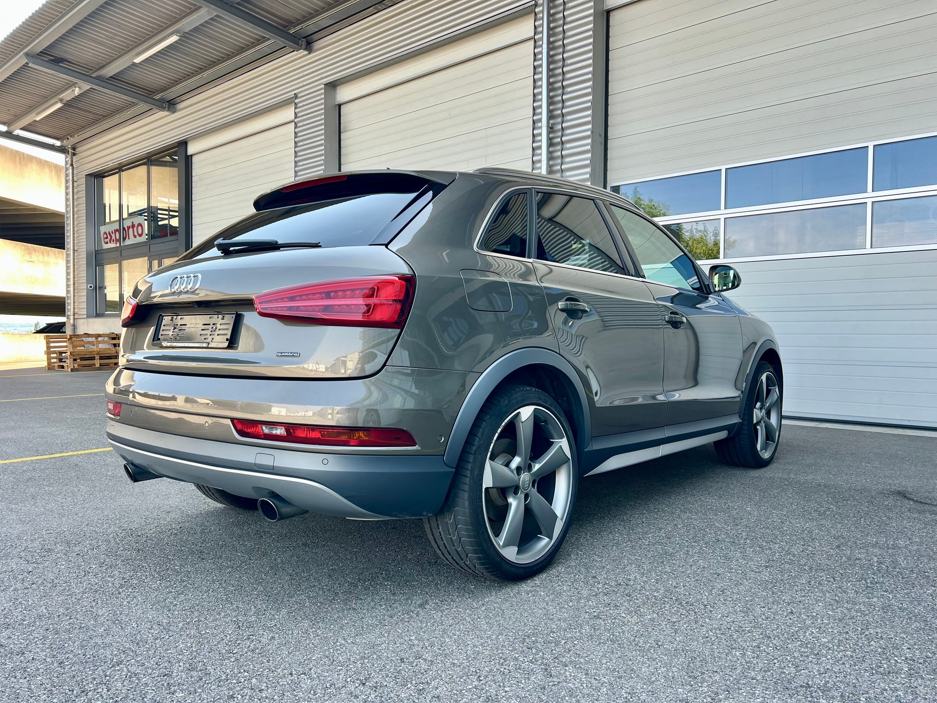 AUDI Q3 2.0 TFSI quattro S-Tronic-image-4