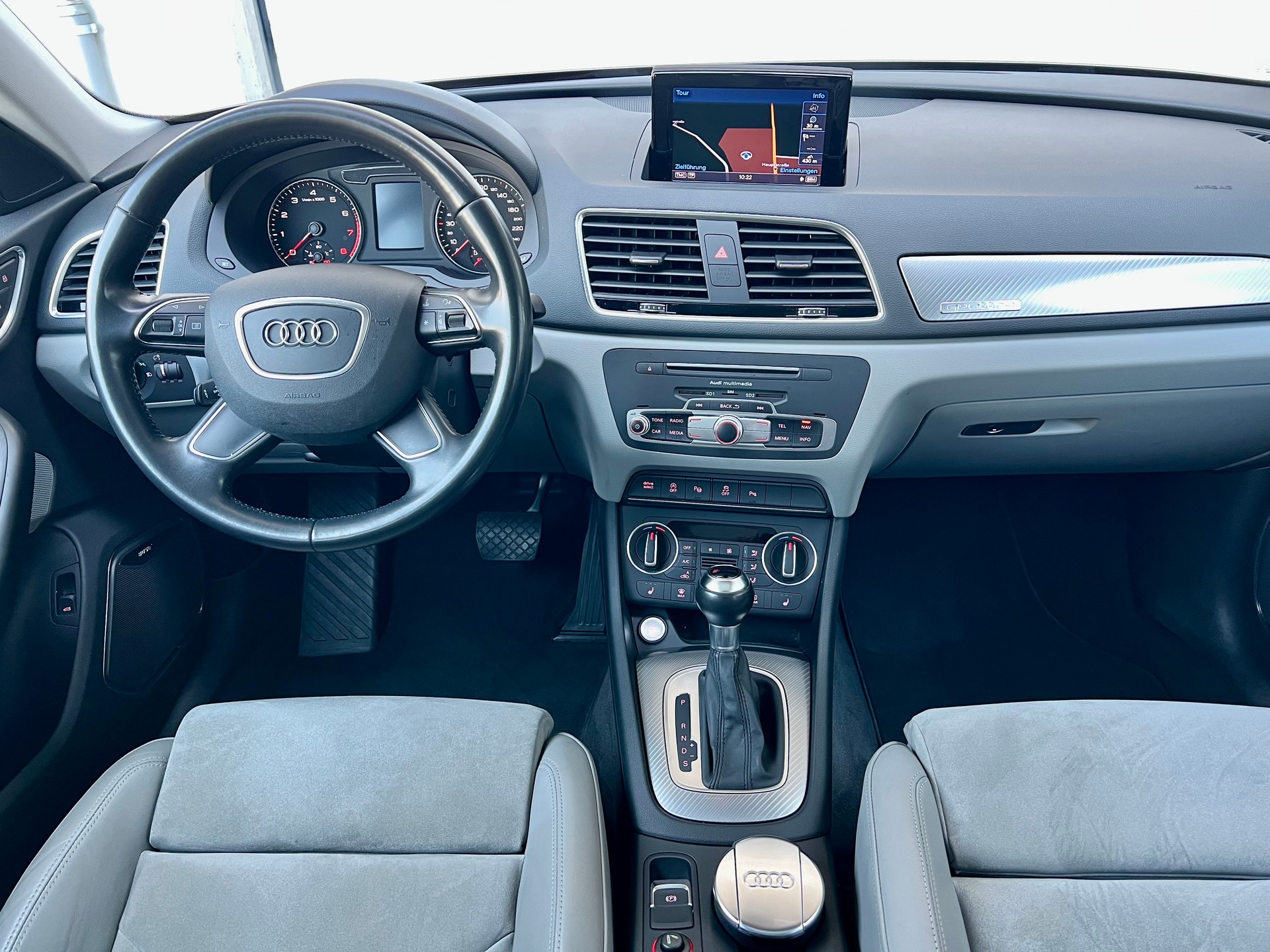 AUDI Q3 2.0 TFSI quattro S-Tronic-image-9