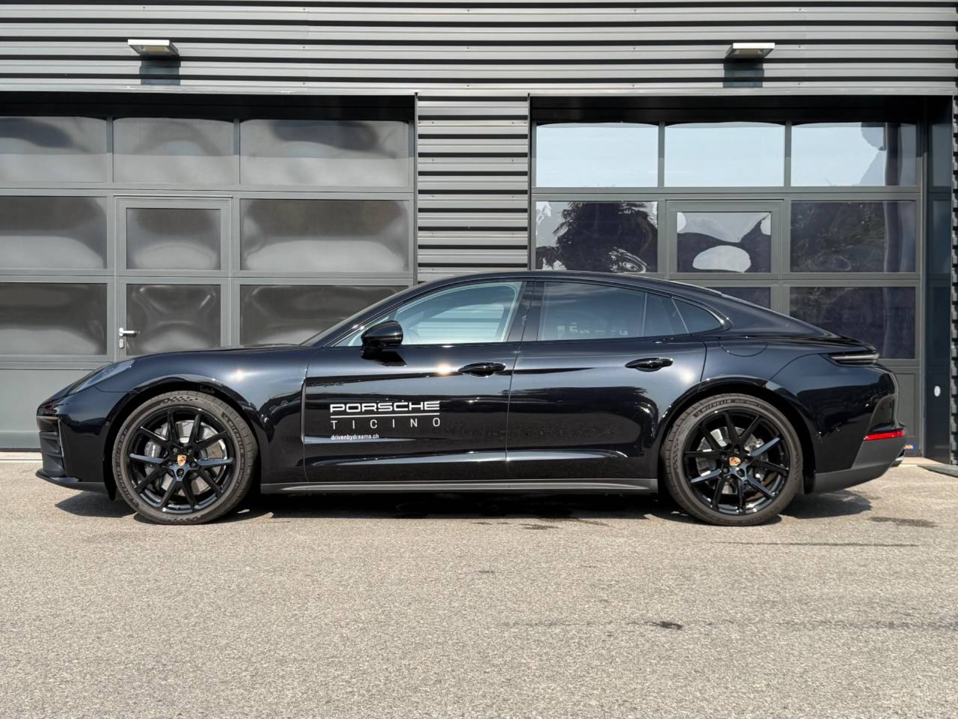 PORSCHE Panamera 4 E-Hybrid-image-1