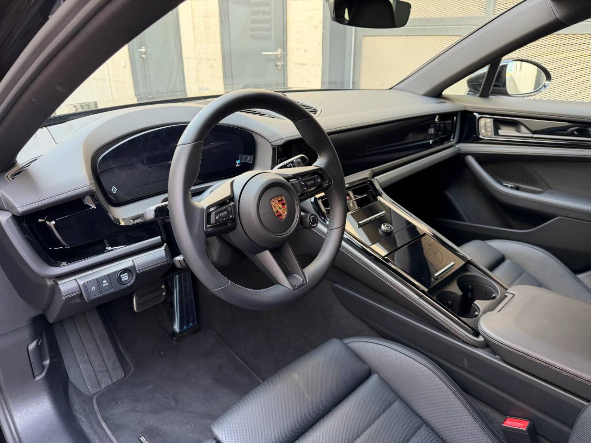 PORSCHE Panamera 4 E-Hybrid-image-3