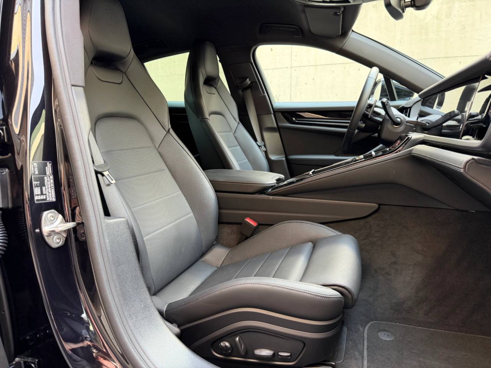 PORSCHE Panamera 4 E-Hybrid-image-19