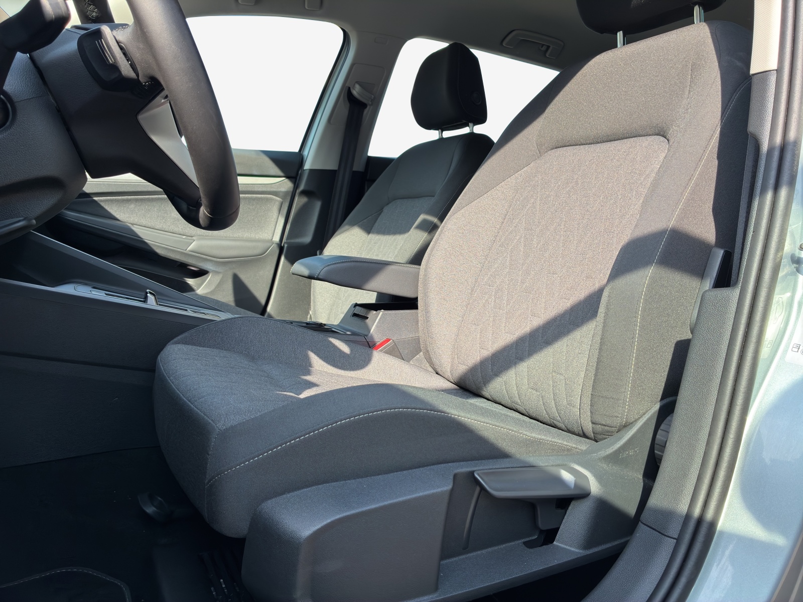 VW Golf Variant 1.5 eTSI mHEV Life DSG-image-7