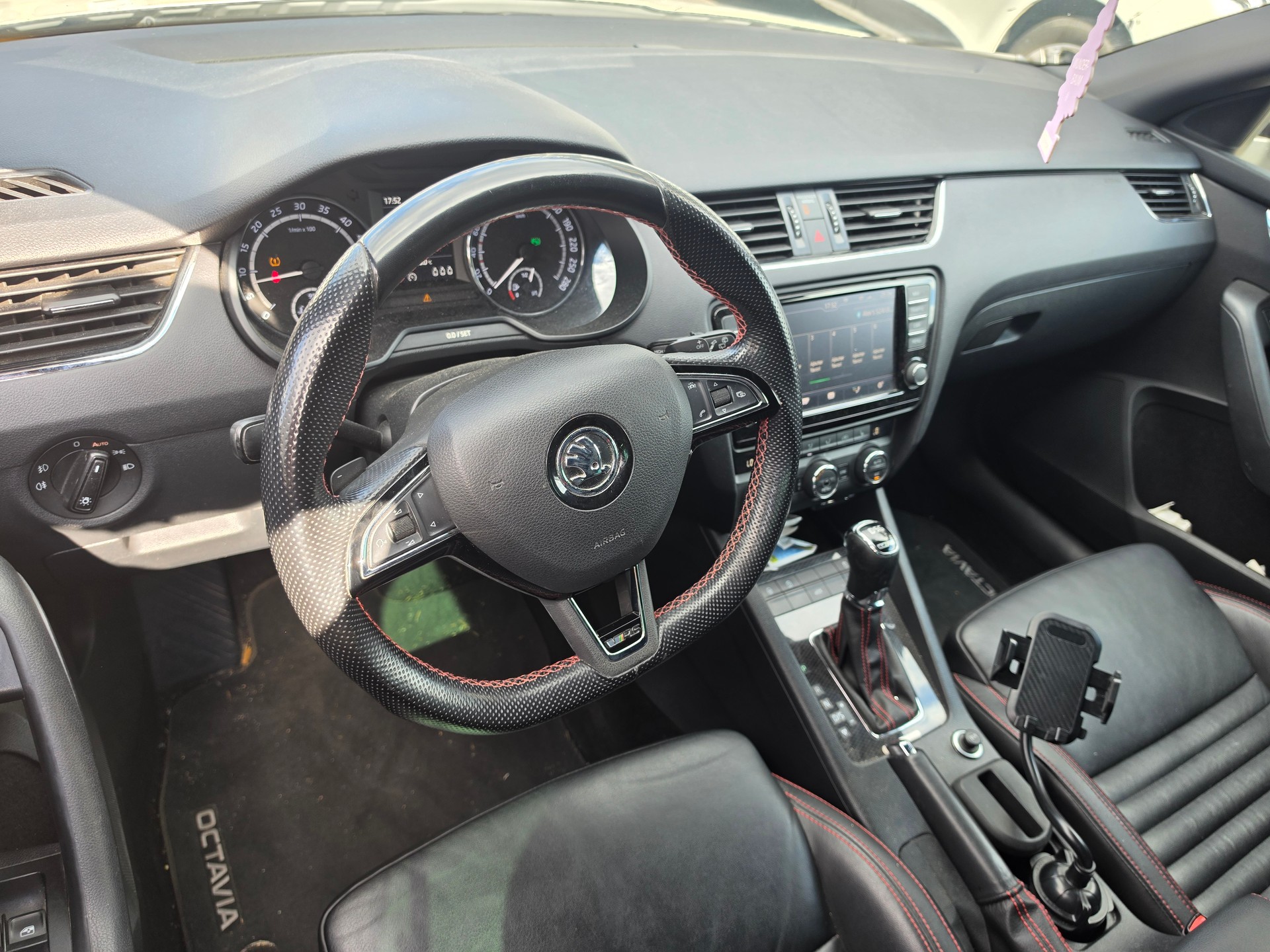 SKODA Octavia Combi 2.0 TDI RS 4x4 DSG-image-8