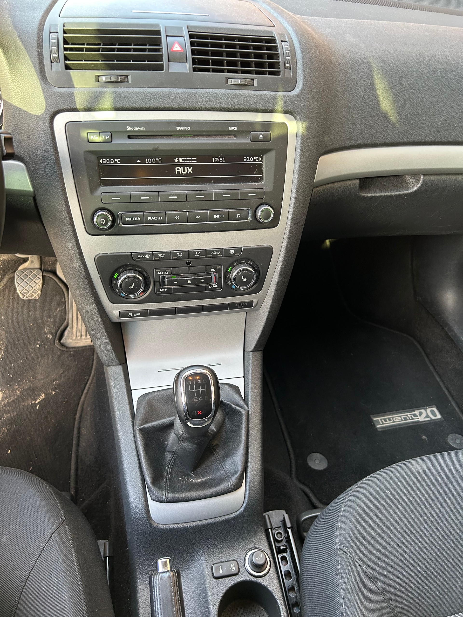 SKODA Octavia Combi 1.6 TDI Twenty20 4x4-image-10