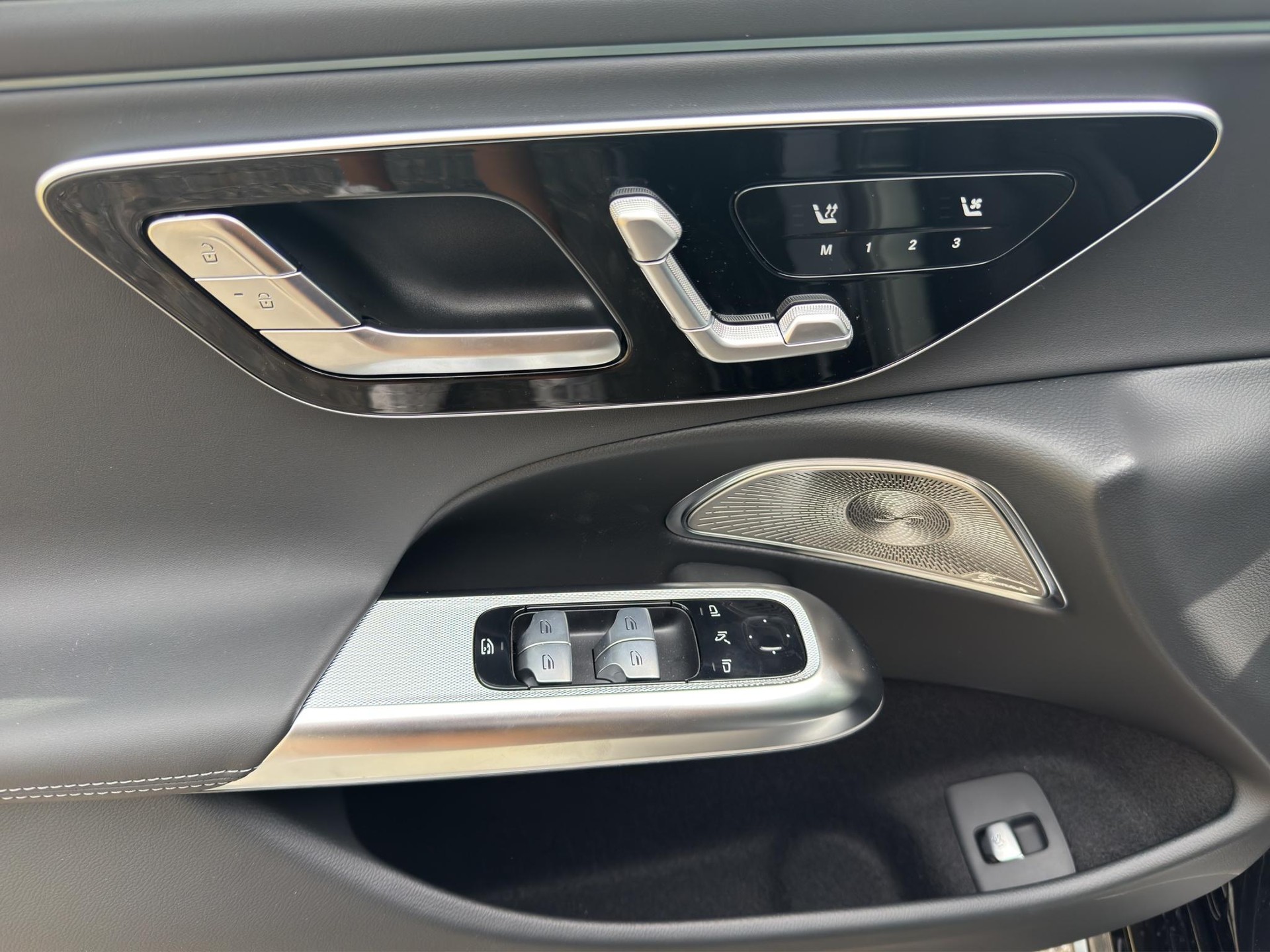 MERCEDES-BENZ E 220 d AMG Line 4matic-image-10