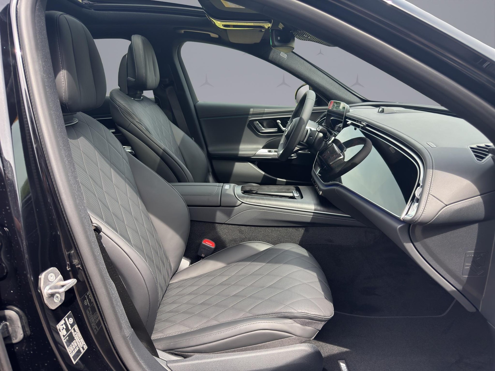 MERCEDES-BENZ E 220 d AMG Line 4matic-image-17