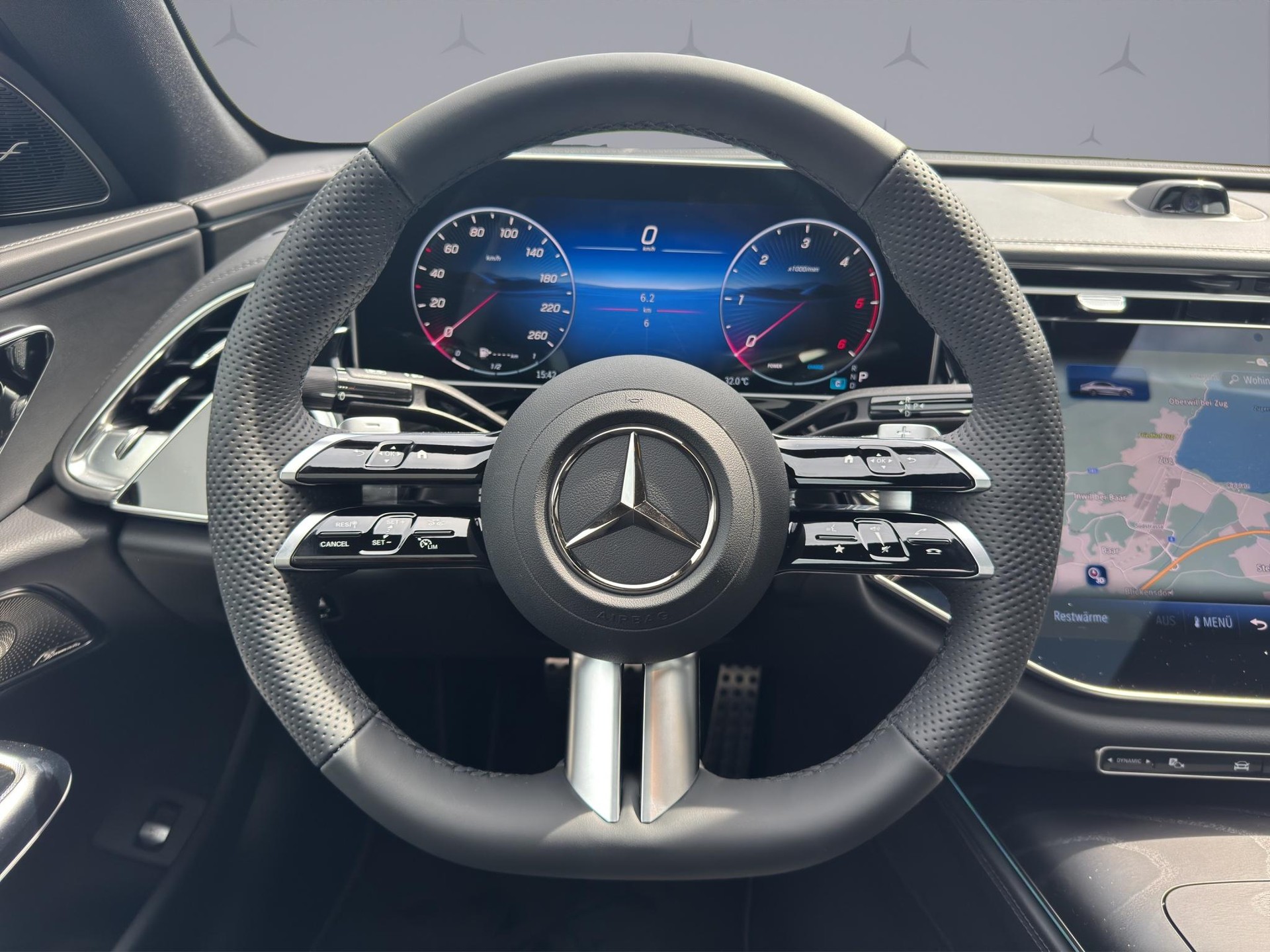MERCEDES-BENZ E 220 d AMG Line 4matic-image-12