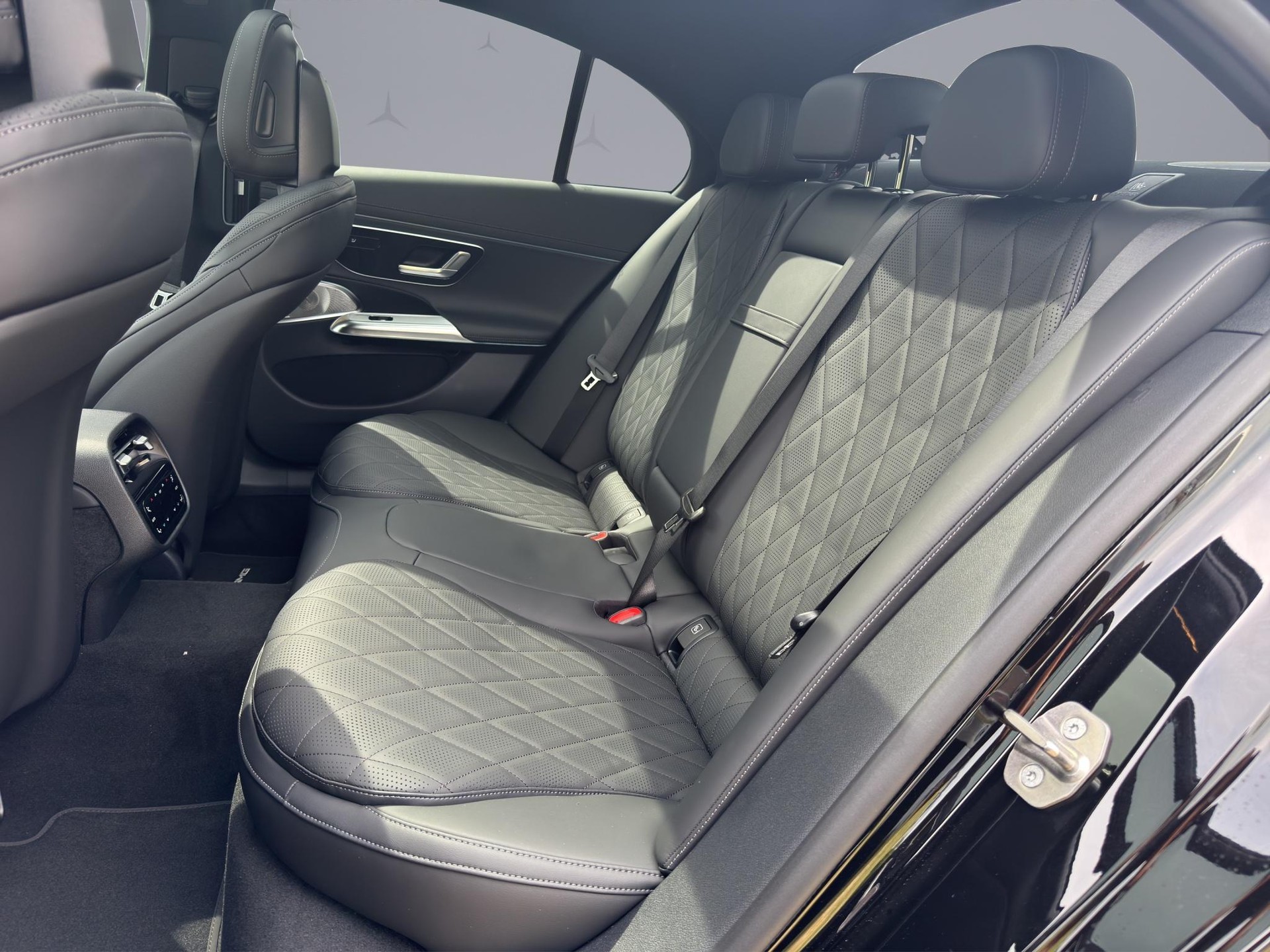 MERCEDES-BENZ E 220 d AMG Line 4matic-image-12