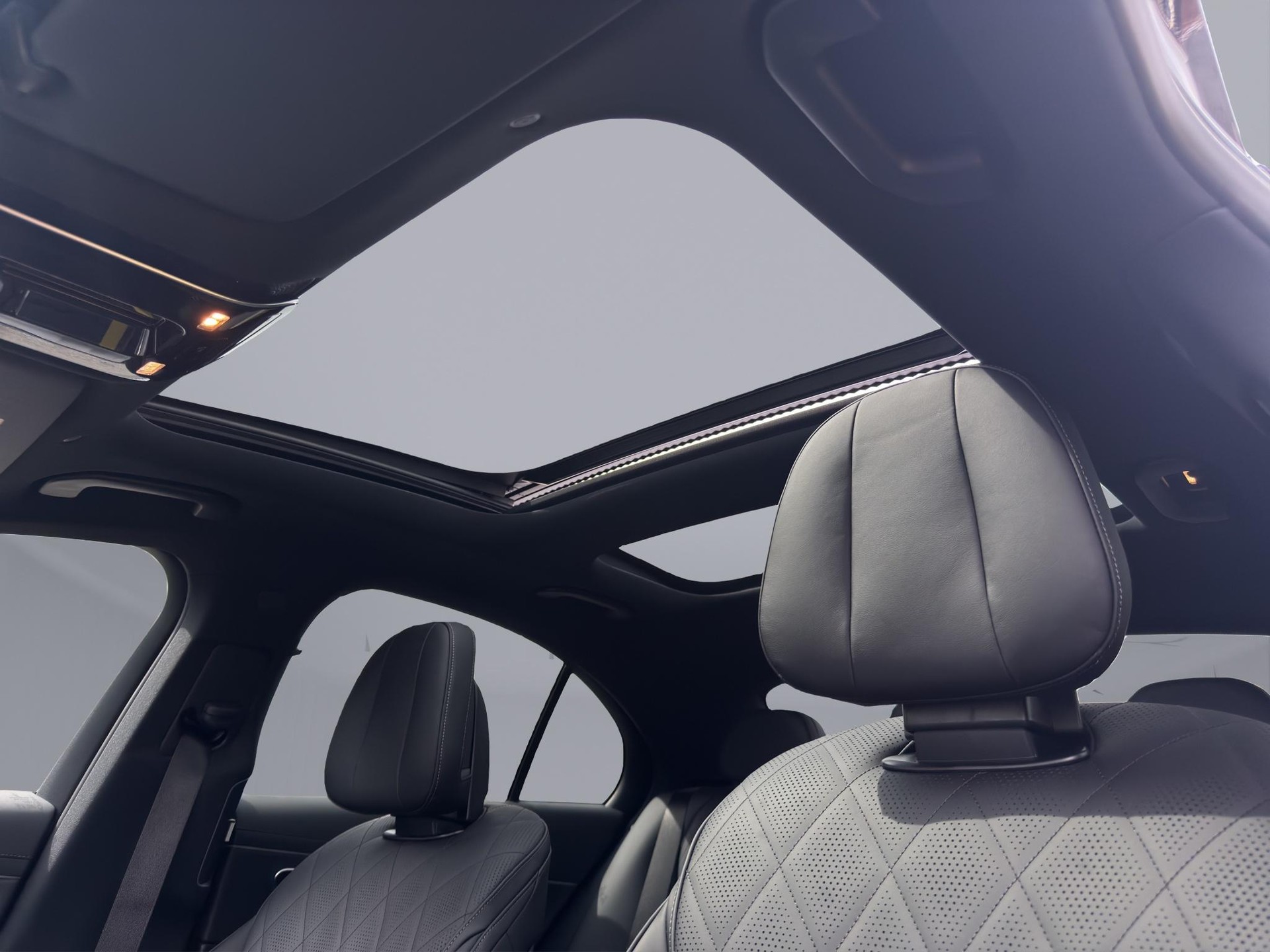 MERCEDES-BENZ E 220 d AMG Line 4matic-image-19